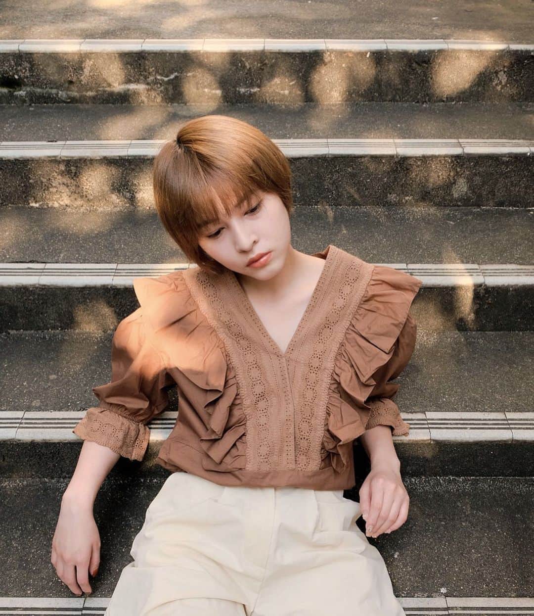 えなちぃのインスタグラム：「お気に入りのシャツ❤️ 胸元がざっくり開いてるので 女性らしさも出しつつ、 ちょっとぴり可愛らしさも😍」