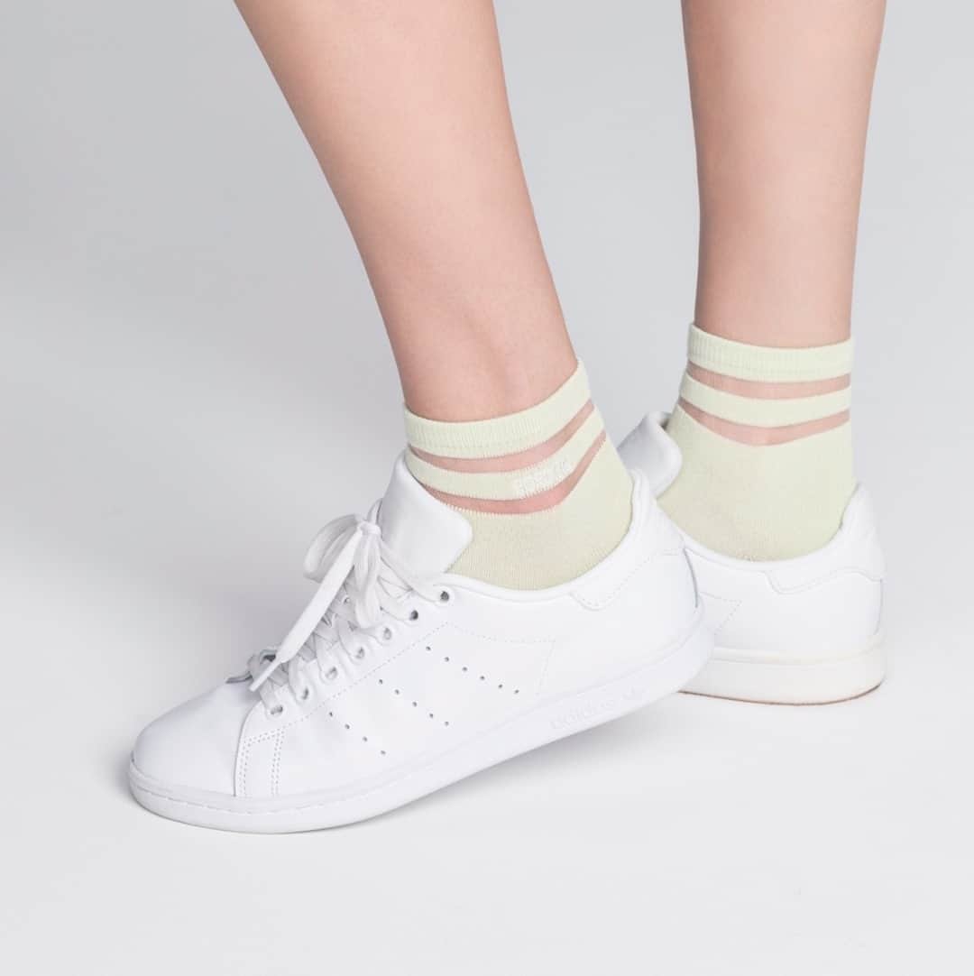 BORDERS at BALCONYのインスタグラム：「好評発売中のBORDERS　SOCKSは、⁠ シアーメッシュのボーダー柄と、刺繍ロゴがポイント。⁠ ⁠ 土踏まず部分がゴム編みになっていてズレにくく、履き心地よいソックスです。⁠ ⁠ スニーカーから覗かせて、ファッションのアクセントに。⁠ ⁠ 元気なカラーの⁠ 5色展開です！！⁠ ⁠ ⁠ BORDERS SOCKS / 2,000yen +tax⁠ ⁠ ⁠ ⁠ ⁠ #bordersatbalcony #ボーダーズアットバルコニー #ボーダーズ #BORDERS #柴田陽子 #yokoshibata⁠ #新商品発売 #productlaunch #comingsoon#newproductalert #新商品」