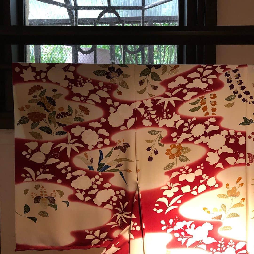 フィガロジャポンさんのインスタグラム写真 - (フィガロジャポンInstagram)「京友禅の老舗、千總の展示会へ。鏡花水月と題し、水や水面をイメージした作品が、kudan houseの建築と美しく対峙していました。（編集MI） #きもの #千總 #和 #kimono」9月18日 21時16分 - madamefigarojapon