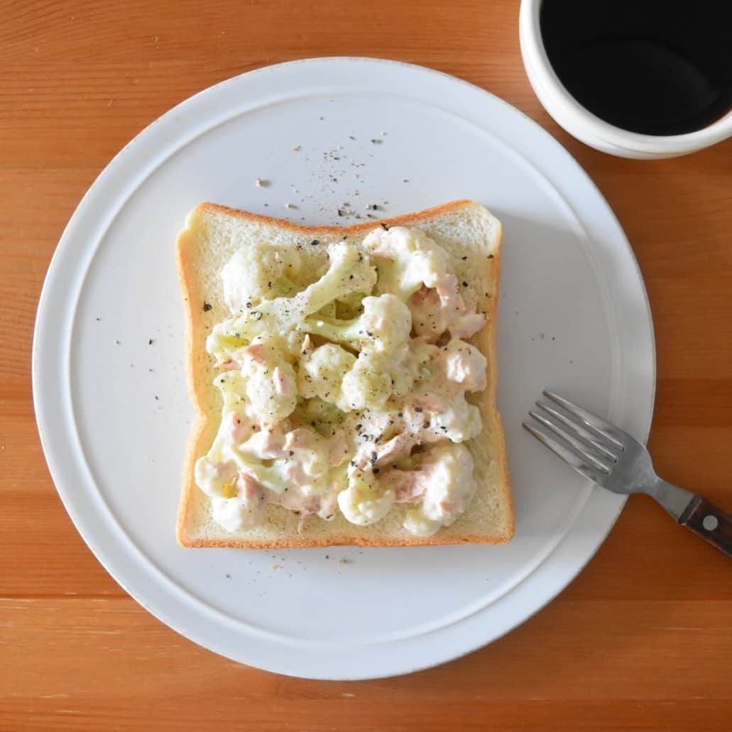 山崎佳のインスタグラム：「Today’s breakfast. カリフラワーツナマヨ。」