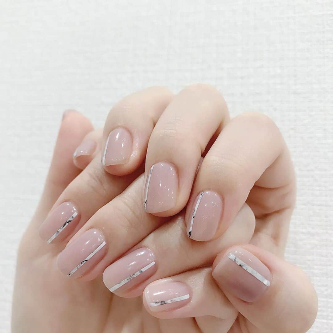 なかやまちえこのインスタグラム：「simple line..⠀ ⠀ #nail #nails #nailart #ネイル #美甲 #ネイルアート  #japanesenailart #manucure #japanesenails #manicurist #gelnails #أظافر #네일아트 #미용 #vẽmóng #ngườiđẹp  #เพ้นท์เล็บ #искусствоногтя #artedeuñas #เพ้นท์เล็บเจล #ジェルネイルデザイン #ネイルデザイン #senikuku #nagelkunst #simplenails #licaxxx⠀ @bettygel_official の2カラーmix ＋clear⠀ 施術は @aby_sharenail にて。」