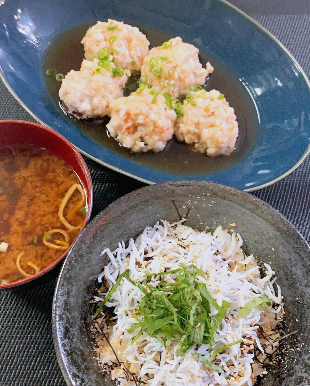 水谷雅子さんのインスタグラム写真 - (水谷雅子Instagram)「#晩御飯#おうちごはん#dinner  #椎茸とえび詰めのレンジ蒸し #キューピー3分クッキング  #しらす丼  #お味噌 #水谷雅子#水谷雅子beautybook50の私」9月18日 21時10分 - mizutanimasako