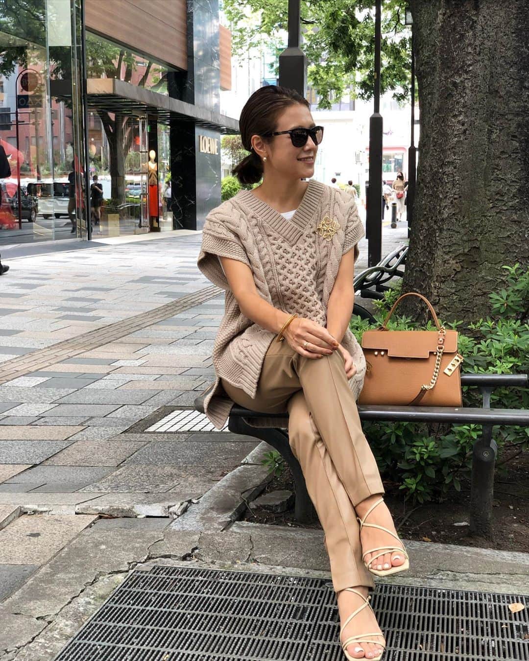 のインスタグラム：「2020.9.18 ・ beigeのワントーン🐫❤️ 夏日の予報にニットベストにフェイクレザーパンツは中々勇気が入りましたが…笑 夏の様な日差しはなく、意外と大丈夫だった😂 ・ 発売前から反響の大きいニットベストは9/23 19:00〜販売開始です😊 ・ ・ vest #damefrank pants #zara shoes #letalon  bag #delvaux」