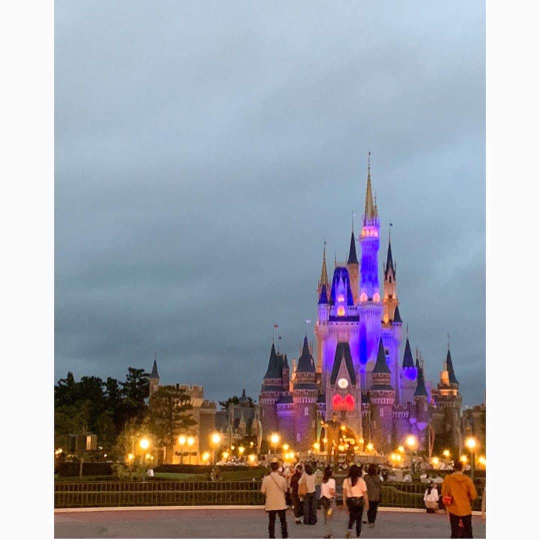 武藤京子さんのインスタグラム写真 - (武藤京子Instagram)「* * 先週末は 夢の国へ @tokyodisneyresort_official  * 雨が降ったり止んだり だったけど 遊び倒してきました😂 * 施設や アトラクションの コロナ対策もしっかりされていて それでいて 世界観を壊さず✨✨ * 写真8枚目 9月28日オープンの 新エリアがチラリと見えたよ👀 楽しみーーー‼️ * #tokyodisneyland  #tokyodisneyresort  #disneyland  #disneyresort  #東京ディズニーランド  #ディズニーランド  #ティポトルタ も食べたよ #アメブロ更新しました  #STORYブログ更新しました」9月18日 21時15分 - kyokomuto0628