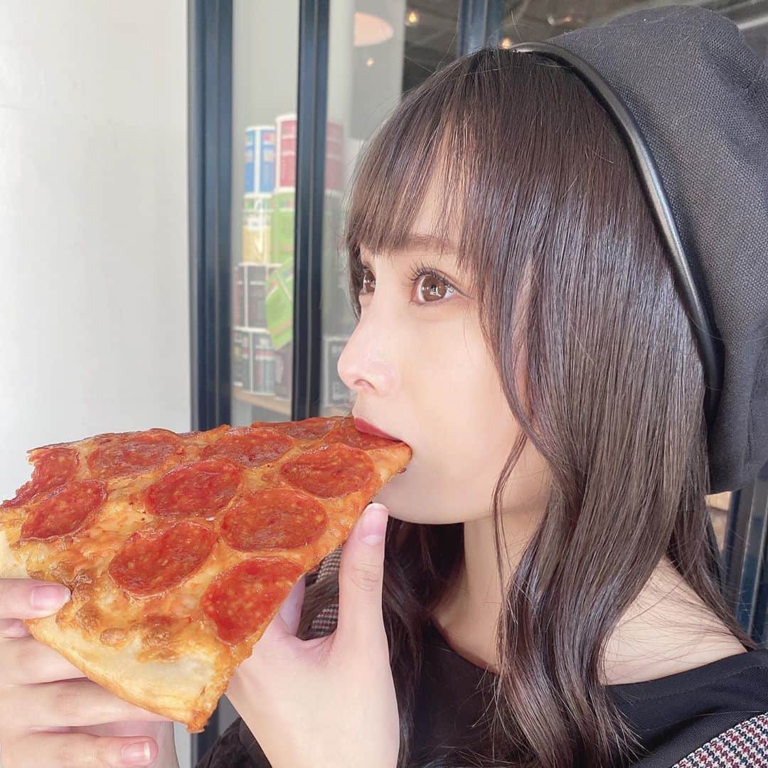 梅山恋和さんのインスタグラム写真 - (梅山恋和Instagram)「🍕  大きいピザ♡  美味しかった🤤🤤  #557#ピザ#もぐもぐ#ぺろり #ベレー帽#🍕#おもち映え」9月18日 21時21分 - cocona_umeyama