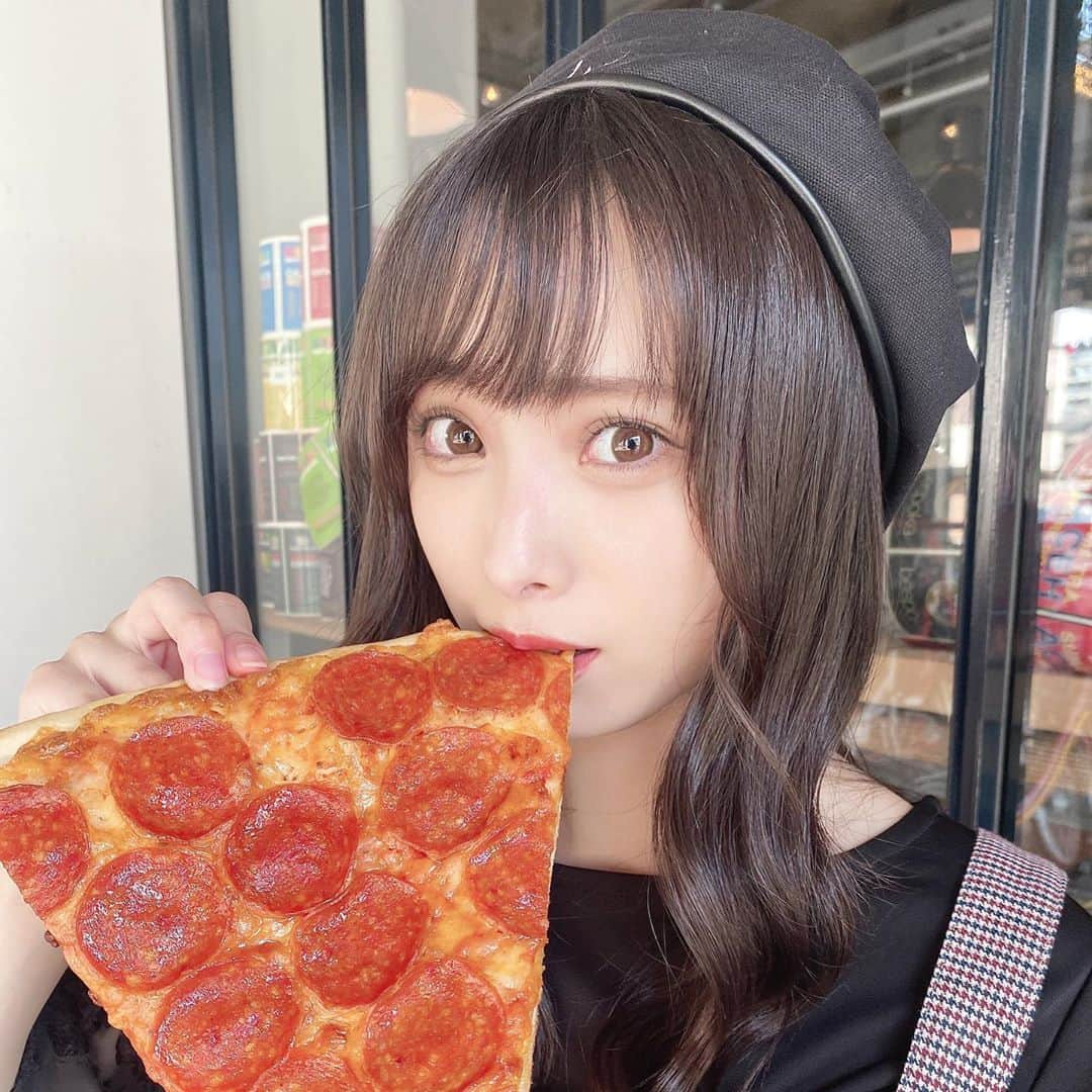 梅山恋和さんのインスタグラム写真 - (梅山恋和Instagram)「🍕  大きいピザ♡  美味しかった🤤🤤  #557#ピザ#もぐもぐ#ぺろり #ベレー帽#🍕#おもち映え」9月18日 21時21分 - cocona_umeyama