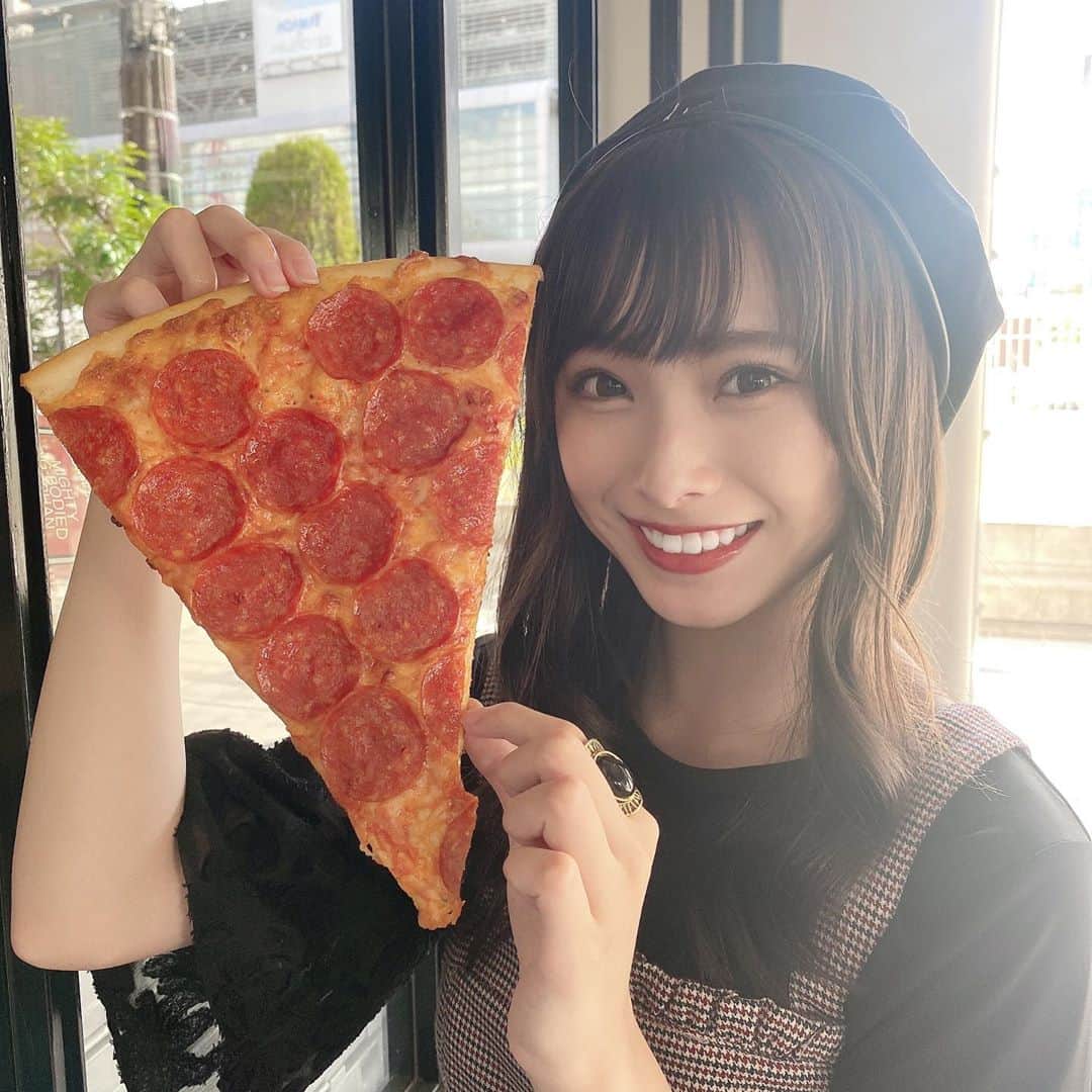 梅山恋和さんのインスタグラム写真 - (梅山恋和Instagram)「🍕  大きいピザ♡  美味しかった🤤🤤  #557#ピザ#もぐもぐ#ぺろり #ベレー帽#🍕#おもち映え」9月18日 21時21分 - cocona_umeyama