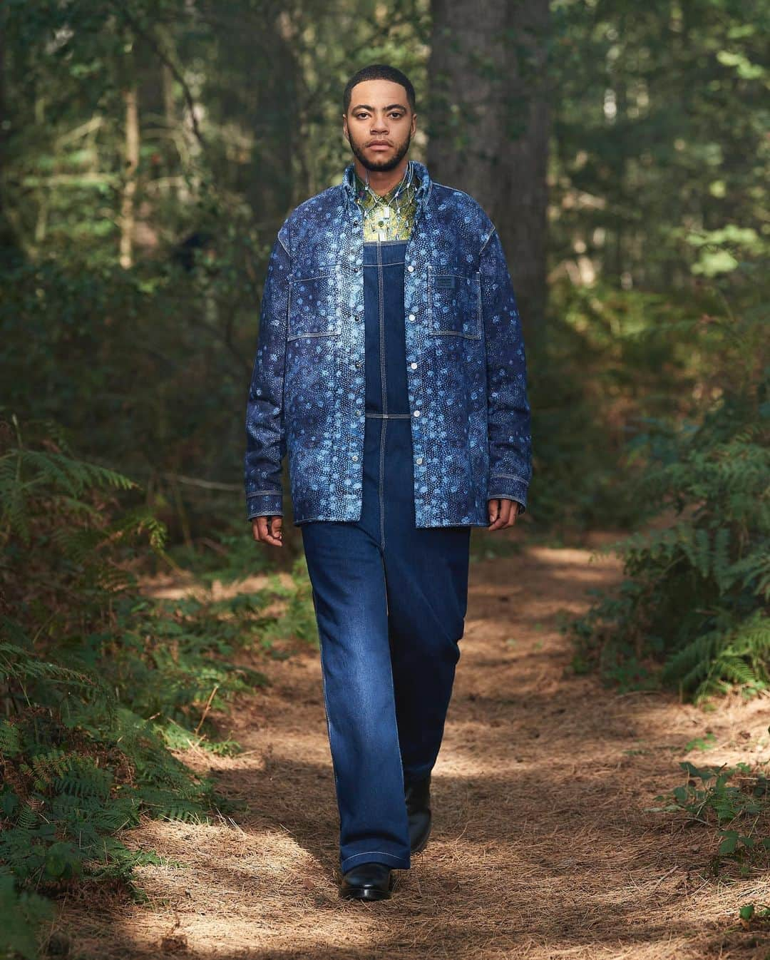 Burberryさんのインスタグラム写真 - (BurberryInstagram)「Discover #RiccardoTisci’s Spring/Summer 2021 collection ‘In Bloom’ . Riccardo’s fifth runway collection for #Burberry explores abstract prints inspired by a modern mythology in an oceanic palette of blue and green  . #BurberrySpringSummer21 #BurberryShow」9月18日 21時21分 - burberry