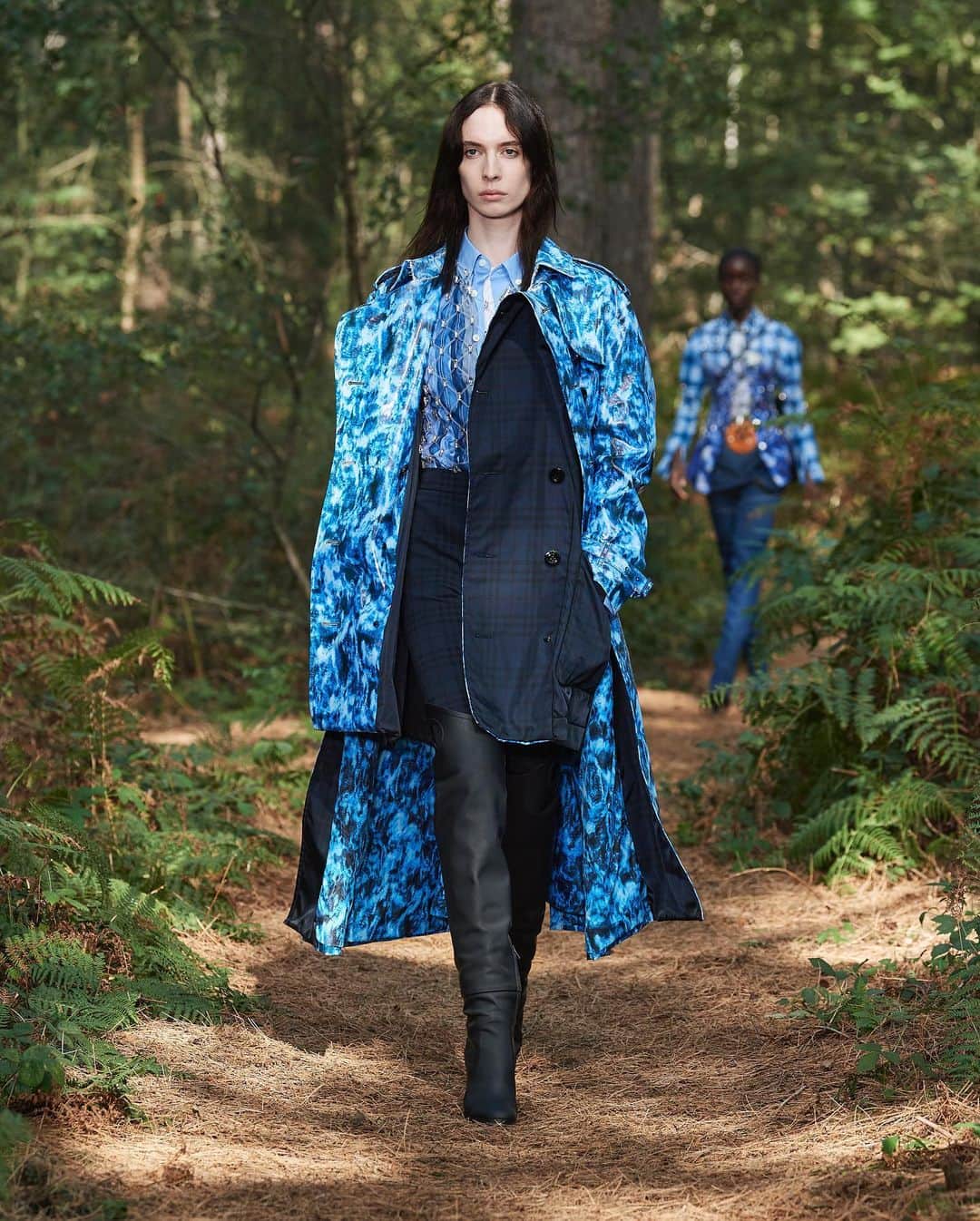 Burberryさんのインスタグラム写真 - (BurberryInstagram)「Discover #RiccardoTisci’s Spring/Summer 2021 collection ‘In Bloom’ . Riccardo’s fifth runway collection for #Burberry explores abstract prints inspired by a modern mythology in an oceanic palette of blue and green  . #BurberrySpringSummer21 #BurberryShow」9月18日 21時21分 - burberry