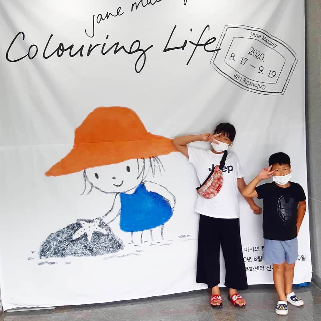 Jane Masseyさんのインスタグラム写真 - (Jane MasseyInstagram)「My Colouring Life exhibition is now showing at Lotte Gallery Gwangju. I’m loving seeing all your photos from @lottegallery_ict (now closed), Gwangju and Geochang Cultural Foundation. Geochang has been closed due to Covid but is scheduled to reopen on September 21st. Please check with the galleries for confirmation.  Special thanks to Lee Ji-young at Platform A for the curation. @jyleeplatforma 💙 Thank you for the photos to @jeongeunseon279 @mingming_____e @kimchaedong and @soda_vitamin  I hope you enjoy the exhibition if you can make it! @lottegallery_official #janemasseyillustration #janemassey」9月18日 21時26分 - janemasseyillustration