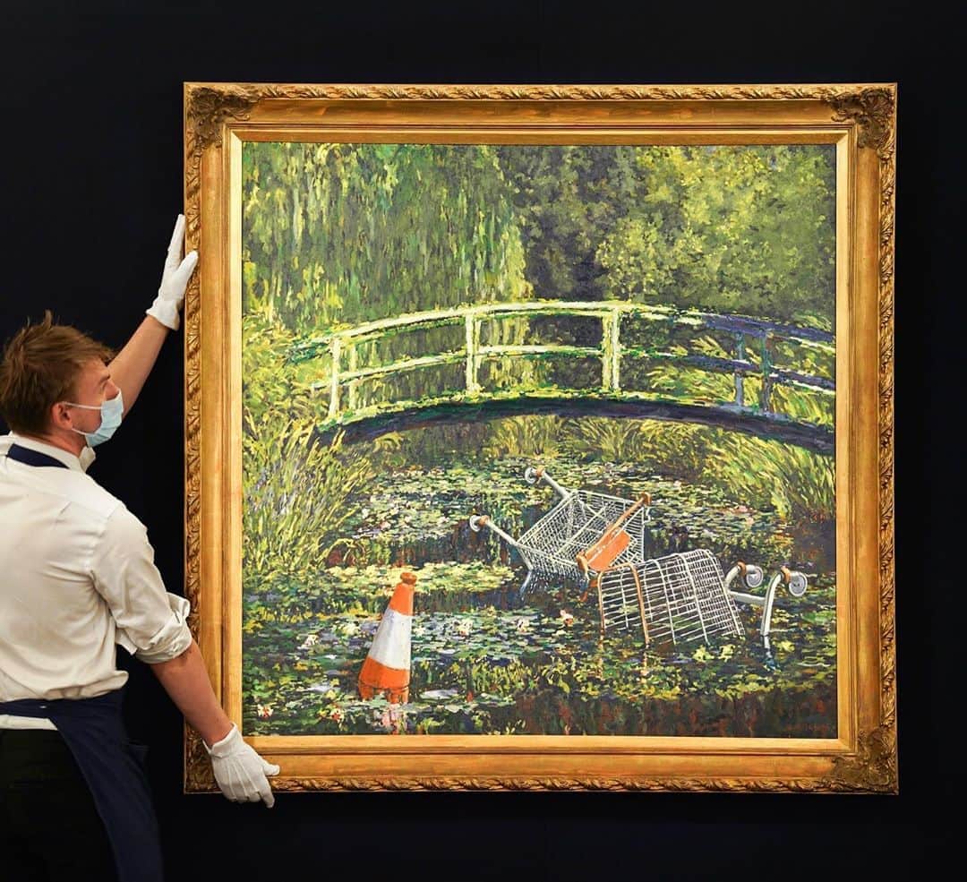 サザビーズさんのインスタグラム写真 - (サザビーズInstagram)「⚠️ BANKSY’S SHOW ME THE MONET: Did you guess the artist? This is no Monet, but a mischievous twist on the Impressionist painter’s work by the one and only...Banksy.   Secretly on view in London for one day only, you can catch the work in person if you head to our New Bond Street Gallery before 5pm tomorrow, and say to a member of staff: ‘Show me the Monet’.   Created in 2005, the work is one of several Banksy works which set out to subvert traditional works from art history. Here, Banksy shines a light on society’s disregard for the environment in favour of consumerism.   The work will be offered for sale in our third live-streamed evening auction event this October 21.   #SHOWMETHEMONET #UnexpectedItemInBaggingArea #Banksy #SothebysContemporary」9月18日 21時30分 - sothebys