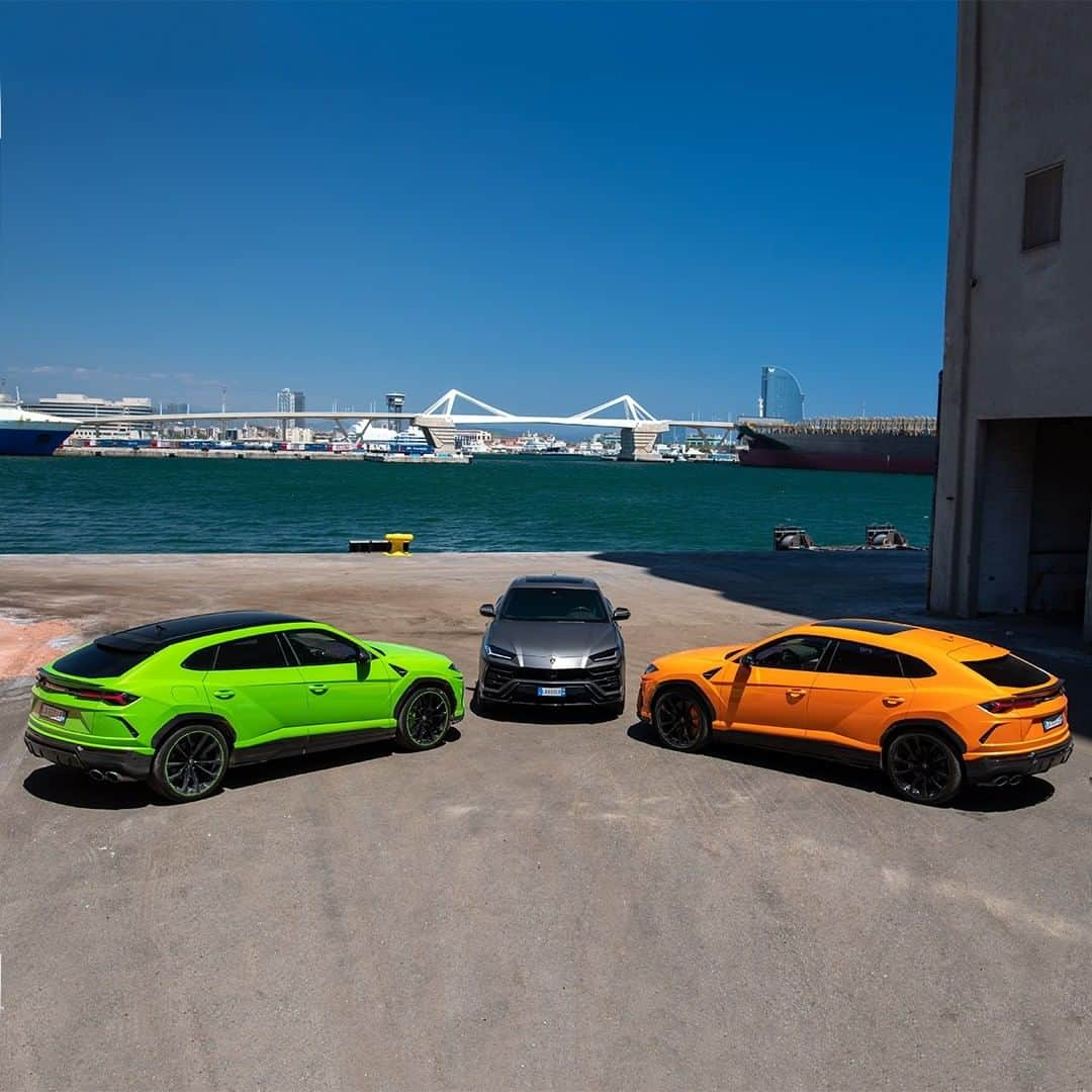 ランボルギーニさんのインスタグラム写真 - (ランボルギーニInstagram)「Master of one, explorer of all.  With Urus, the concept of just one becomes obsolete. It works for the roads, it works for your decisions. Which of these exciting colors would you choose for your Urus - Verde Mantis, Arancio Borealis or Grigio Keres Matt?   #Lamborghini #Urus #UnlockAnyRoad #LamborghiniVersus」9月18日 21時30分 - lamborghini