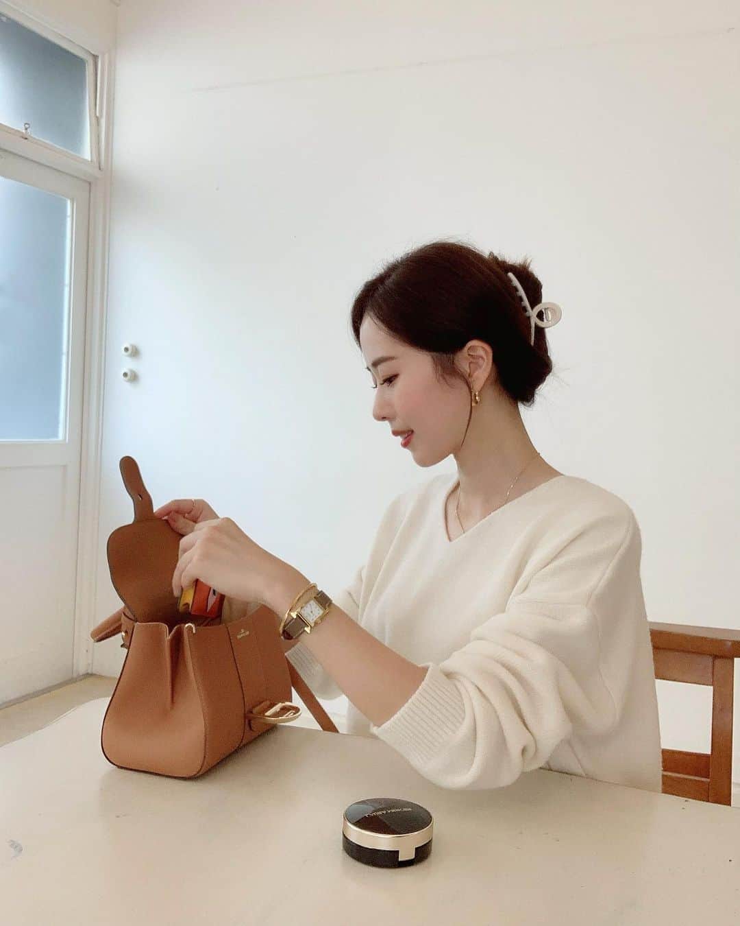 ハンナミのインスタグラム：「撮影おわったあとは ヘアクリップでアップヘアに🤍  本日21:00- 新作販売startしました :) ぜひこの休日にゆっくりご覧くださいん🍂⛅️」