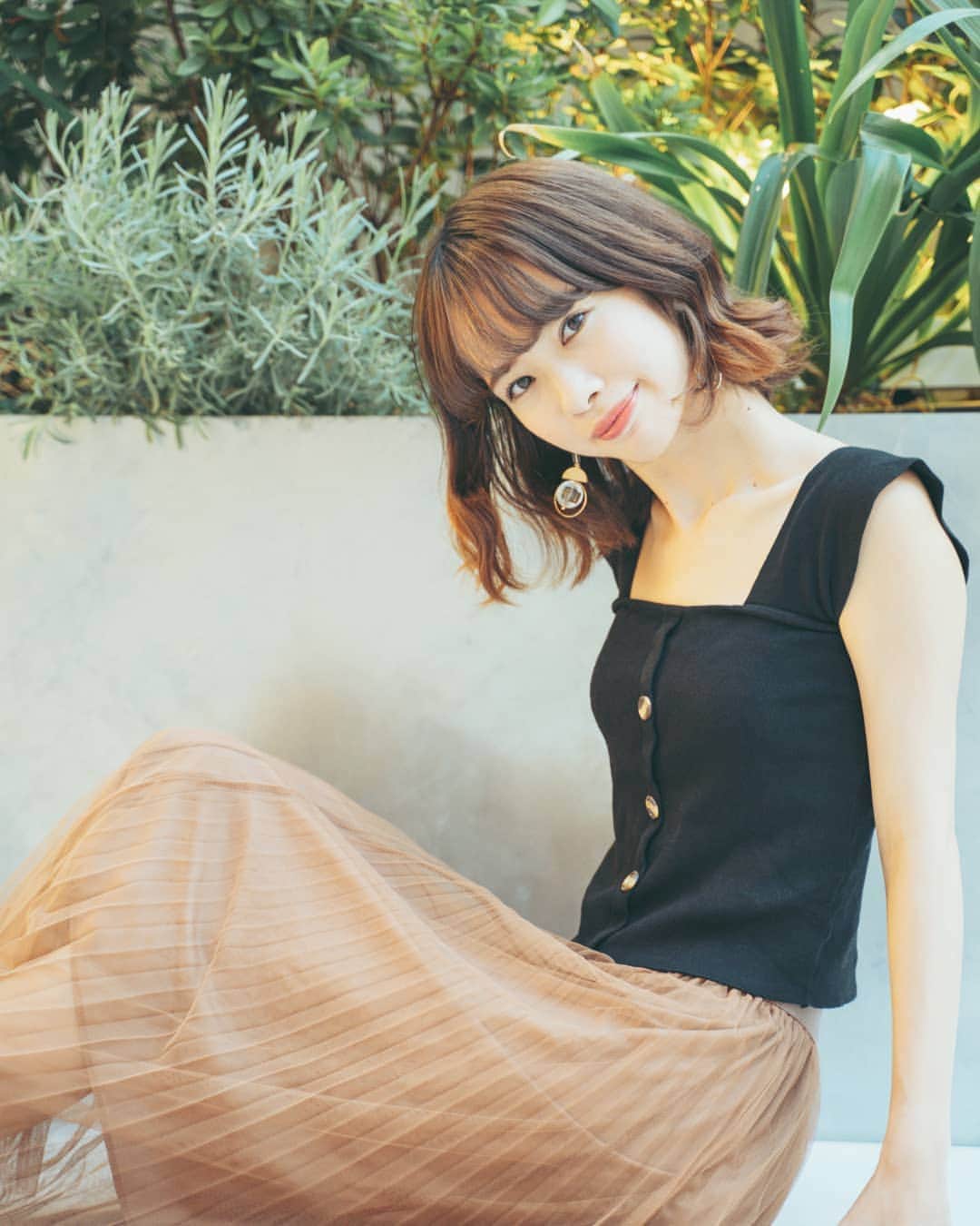 菅原京香のインスタグラム：「2020.09.18  今日も1日お疲れ様でした🙇  今日の夜の投稿の写真は、どうでしょうか？  いつもと少し雰囲気を変えてみました😚  私は、先程撮影が終わり、今帰りの電車です🚃  今日も凄く沢山綺麗なお写真撮っていただけました📸  明日から長野に行くので今日は少し早く寝ちゃいます💤😭💤  本日のインスタライブ配信は、お休みです😭  明日の夜楽しみにしててください😃✌️」