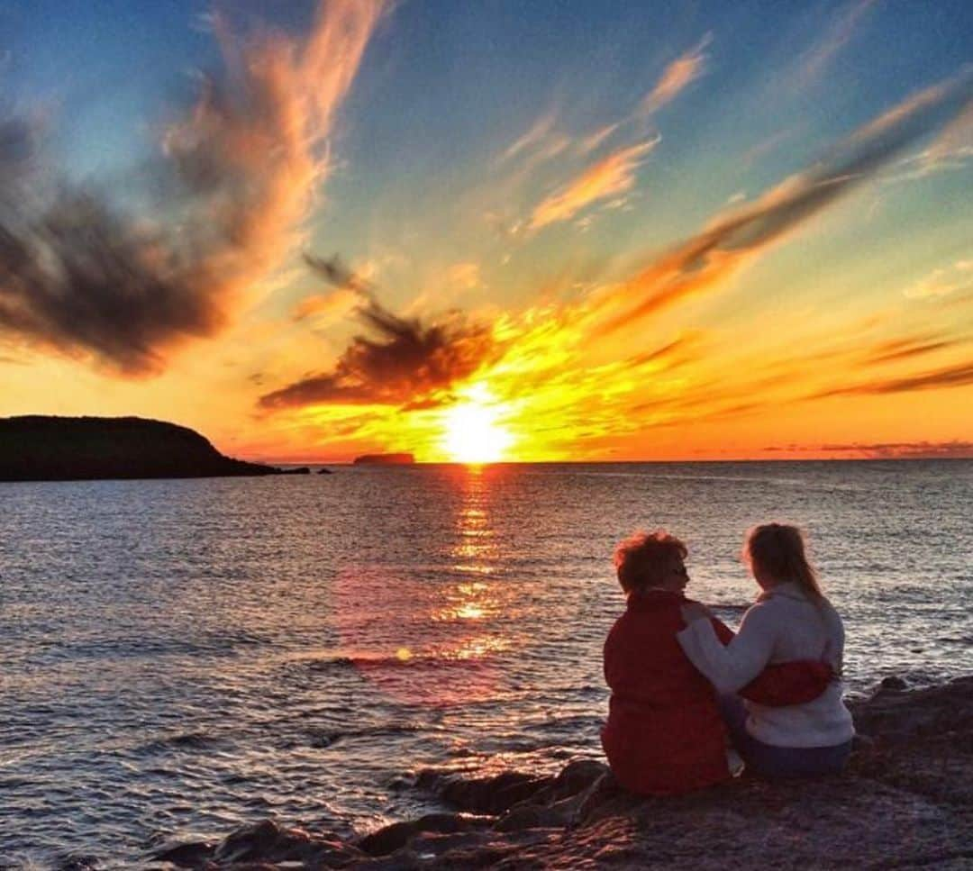 Katrin Tanja Davidsdottirさんのインスタグラム写真 - (Katrin Tanja DavidsdottirInstagram)「It’s no coincidence that these two share this day ✨❤️🥰🌟 HAPPY BDAY to two my favorite people in this world, my amma & my @anniethorisdottir - I know my amma is ALWAYS with me, hands in the air, cheering me on & the aboslute loudest in the stands. This will be the first time in a looooooong time I am taking the comp floor without Annie right next to me but I think it means I get double strength this year hehe 😉 - Today is a good day & a day to be CELEBRATED (can’t wait to get to actually celebrate you WITH YOU @anniethorisdottir 💥❤️👯‍♀️☺️) just how lucky did I get to get these two into my lives?!?! 🥺 xxx」9月18日 21時32分 - katrintanja