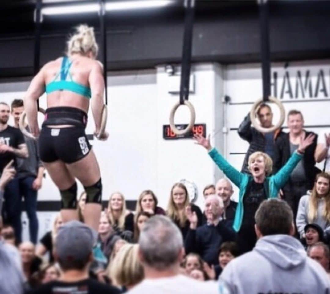 Katrin Tanja Davidsdottirのインスタグラム：「It’s no coincidence that these two share this day ✨❤️🥰🌟 HAPPY BDAY to two my favorite people in this world, my amma & my @anniethorisdottir - I know my amma is ALWAYS with me, hands in the air, cheering me on & the aboslute loudest in the stands. This will be the first time in a looooooong time I am taking the comp floor without Annie right next to me but I think it means I get double strength this year hehe 😉 - Today is a good day & a day to be CELEBRATED (can’t wait to get to actually celebrate you WITH YOU @anniethorisdottir 💥❤️👯‍♀️☺️) just how lucky did I get to get these two into my lives?!?! 🥺 xxx」