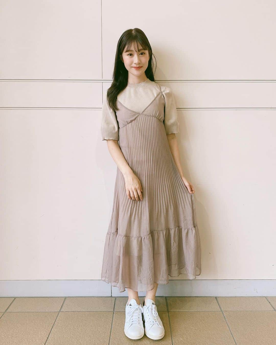 加藤美南のインスタグラム：「今日の私服とナチュラルメイク👗 新作スナイデルワンピとadidasとステラマッカートニーのコラボスニーカー☺︎☺︎  #ootd #スナイデル#snidel #adidas #アディダス#ステラマッカートニー」