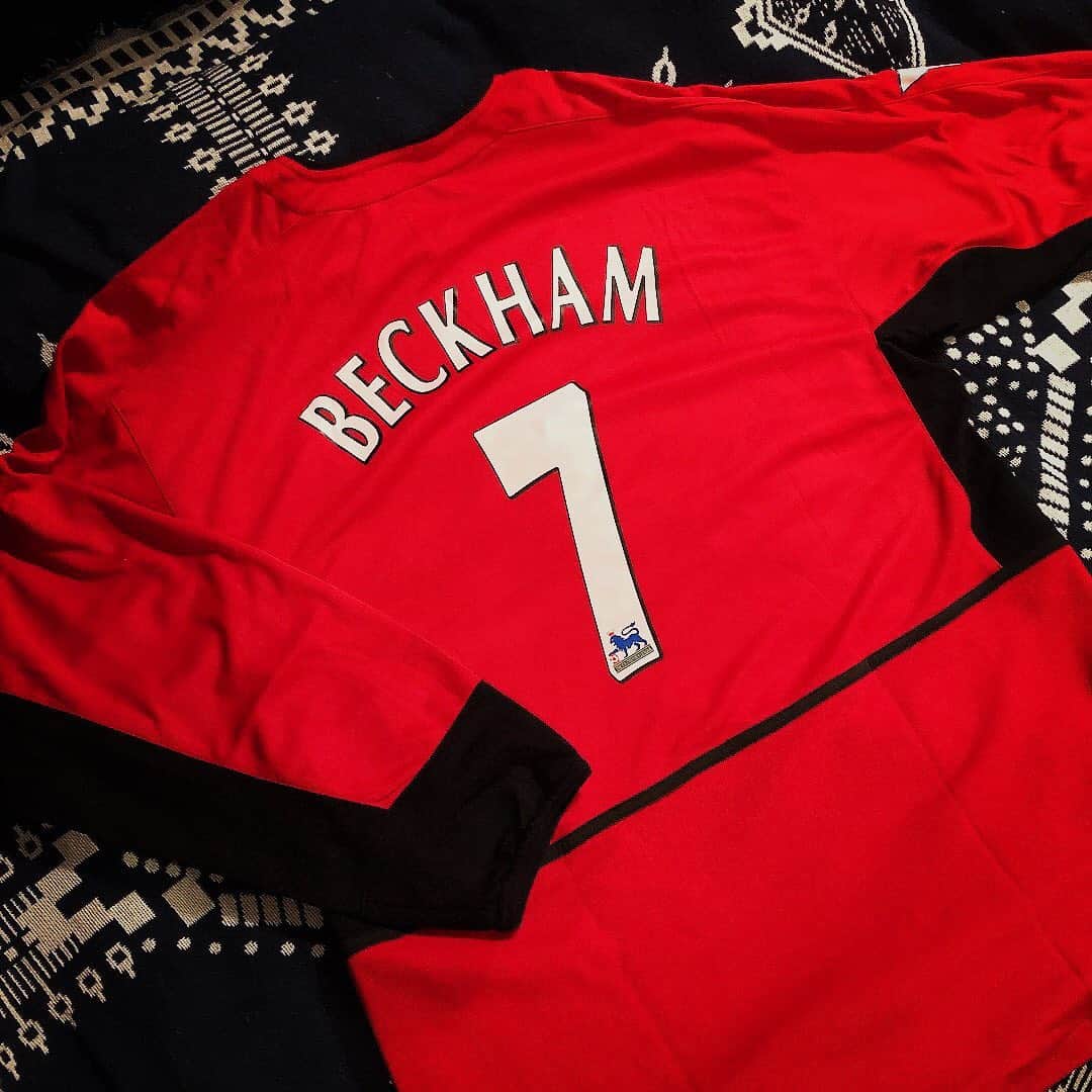 加藤 聖也のインスタグラム：「. GET ✌🏻 Manchester United ( 02-04 ) 背番号7 David Beckham #soccer #ManchesterUnited #NIKE #DavidBeckham #7 #イングランドの貴公子 #サッカー界の貴公子 #懐かしのvodafone #この時のマンチェのユニフォームかっこよすぎるよね #そして長袖がまたいいのです😤👏🏻」