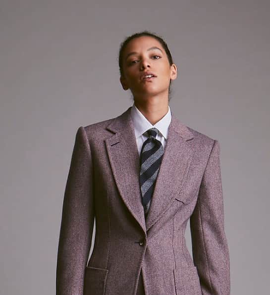 ハンツマンさんのインスタグラム写真 - (ハンツマンInstagram)「Who said ties are only for gentlemen? AW2020 has seen a resurgence of the strong silhouette with the help of oversized jackets with padded shoulders, softened with knitwear, relaxed collared shirts and the even neckties, "borrowed from the boys".   Huntsman has been at the forefront of ladies bespoke tailoring for over 170 years, adding a deliciously feminine twist to tailored staples. From Coco Chanel’s riding breeches to Katharine Hepburn’s iconic pants, Huntsman has a legacy of women wearing the trousers! Whatever your style, look to Huntsman bespoke to create a fit that's truly yours  Discover more about Huntsman ladies bespoke via the link in bio. Connect live via @heroapp, our online video and messaging service and book your appointment with us at 11 Savile Row, or W57th Street New York  #bethehuntswoman #bespoke #ladieswear #huntsmansavilerow #huntsmanladies #ladiestailoring #tailoring #theartofbespoke #timelessstyle #LFW2020 #lfwreset #aw2020 #ladiesbespoke」9月18日 21時38分 - huntsmansavilerow