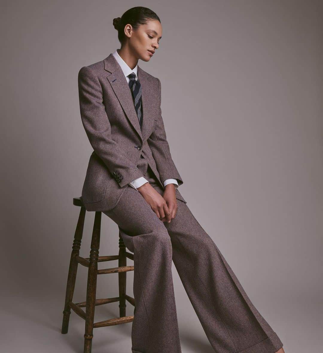 ハンツマンさんのインスタグラム写真 - (ハンツマンInstagram)「Who said ties are only for gentlemen? AW2020 has seen a resurgence of the strong silhouette with the help of oversized jackets with padded shoulders, softened with knitwear, relaxed collared shirts and the even neckties, "borrowed from the boys".   Huntsman has been at the forefront of ladies bespoke tailoring for over 170 years, adding a deliciously feminine twist to tailored staples. From Coco Chanel’s riding breeches to Katharine Hepburn’s iconic pants, Huntsman has a legacy of women wearing the trousers! Whatever your style, look to Huntsman bespoke to create a fit that's truly yours  Discover more about Huntsman ladies bespoke via the link in bio. Connect live via @heroapp, our online video and messaging service and book your appointment with us at 11 Savile Row, or W57th Street New York  #bethehuntswoman #bespoke #ladieswear #huntsmansavilerow #huntsmanladies #ladiestailoring #tailoring #theartofbespoke #timelessstyle #LFW2020 #lfwreset #aw2020 #ladiesbespoke」9月18日 21時38分 - huntsmansavilerow