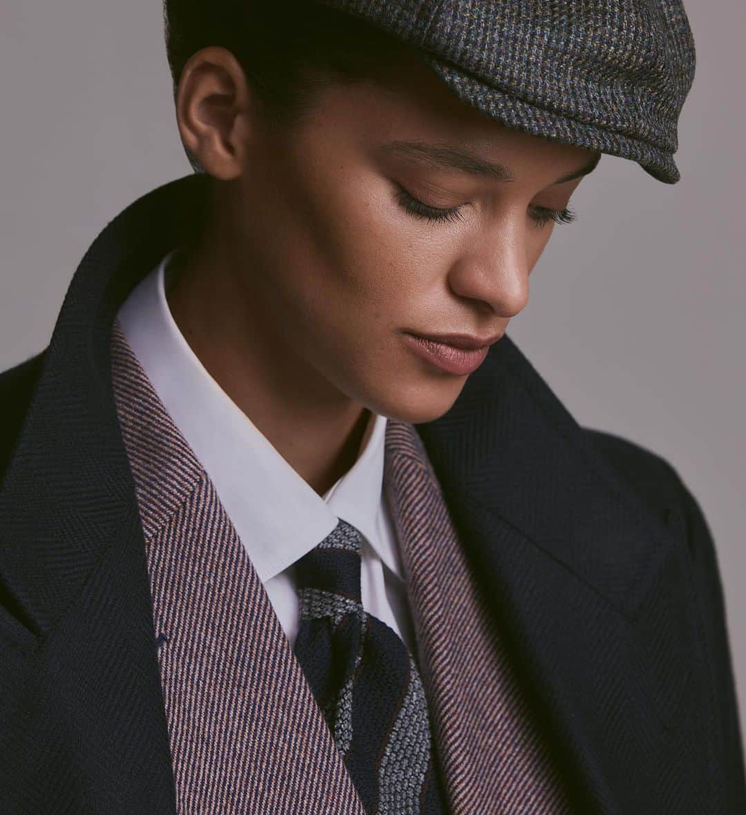 ハンツマンさんのインスタグラム写真 - (ハンツマンInstagram)「Who said ties are only for gentlemen? AW2020 has seen a resurgence of the strong silhouette with the help of oversized jackets with padded shoulders, softened with knitwear, relaxed collared shirts and the even neckties, "borrowed from the boys".   Huntsman has been at the forefront of ladies bespoke tailoring for over 170 years, adding a deliciously feminine twist to tailored staples. From Coco Chanel’s riding breeches to Katharine Hepburn’s iconic pants, Huntsman has a legacy of women wearing the trousers! Whatever your style, look to Huntsman bespoke to create a fit that's truly yours  Discover more about Huntsman ladies bespoke via the link in bio. Connect live via @heroapp, our online video and messaging service and book your appointment with us at 11 Savile Row, or W57th Street New York  #bethehuntswoman #bespoke #ladieswear #huntsmansavilerow #huntsmanladies #ladiestailoring #tailoring #theartofbespoke #timelessstyle #LFW2020 #lfwreset #aw2020 #ladiesbespoke」9月18日 21時38分 - huntsmansavilerow