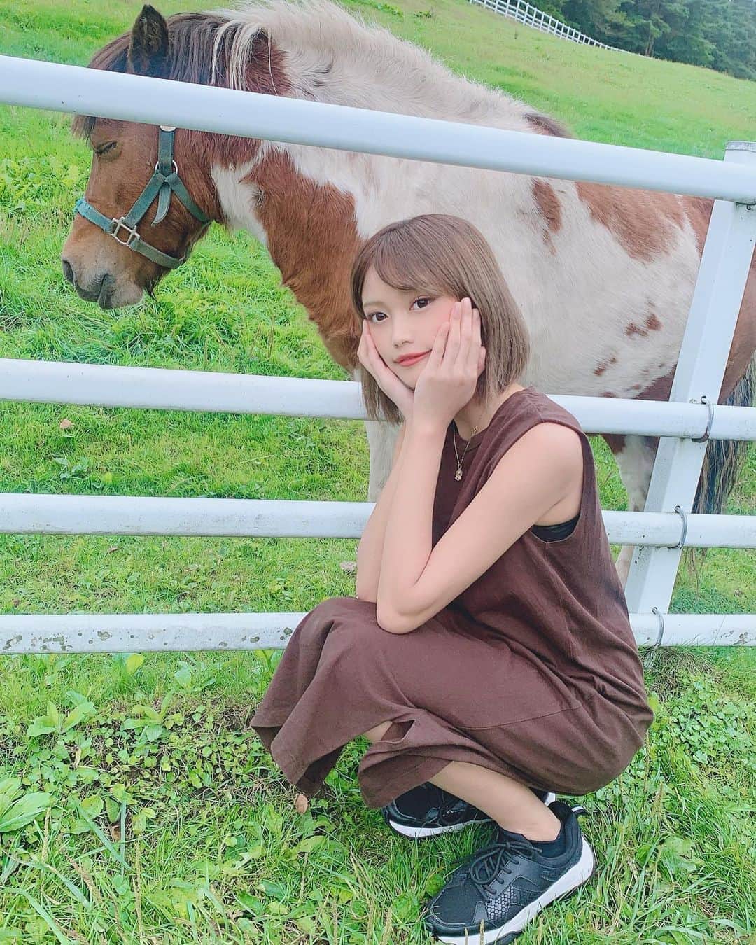 中原鈴奈さんのインスタグラム写真 - (中原鈴奈Instagram)「可愛い可愛いポニー🐴🤎 目瞑ってるの😍 山梨県立まきば公園に行ってきたよ⛰ 自然と動物たちに戯れてリフレッシュできた☘ ・ ・ ・ #山梨県 #北杜市 #大泉町 #山梨県立まきば公園 #まきば公園 #自然#緑 #動物 #ポニー #馬 #ふれあい#戯れ #癒し #癒しの空間 #リフレッシュ #休日 #プチ旅行#yamanashi #ponny #refresh #chill #instagram #instagood #instalikes #followｍe #いいね返し」9月18日 21時38分 - rinrin1228_