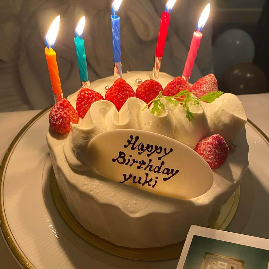RIKAさんのインスタグラム写真 - (RIKAInstagram)「改めてなくてはならない存在と気づけた2人👩‍👧‍👧　朝まで真剣な話ができたのもいい思い出✨時間を戻してこの日もう一回したい🧁🧸⏳  #64階スイートルームにてハングオーバー #もうちょいいける #手作りブレスレットを作らされる #正直かわいい #観覧車の一周ばり一瞬 #もっと景色みよ #HappyBirthdayYuki0921🎁」9月18日 21時39分 - fromrika