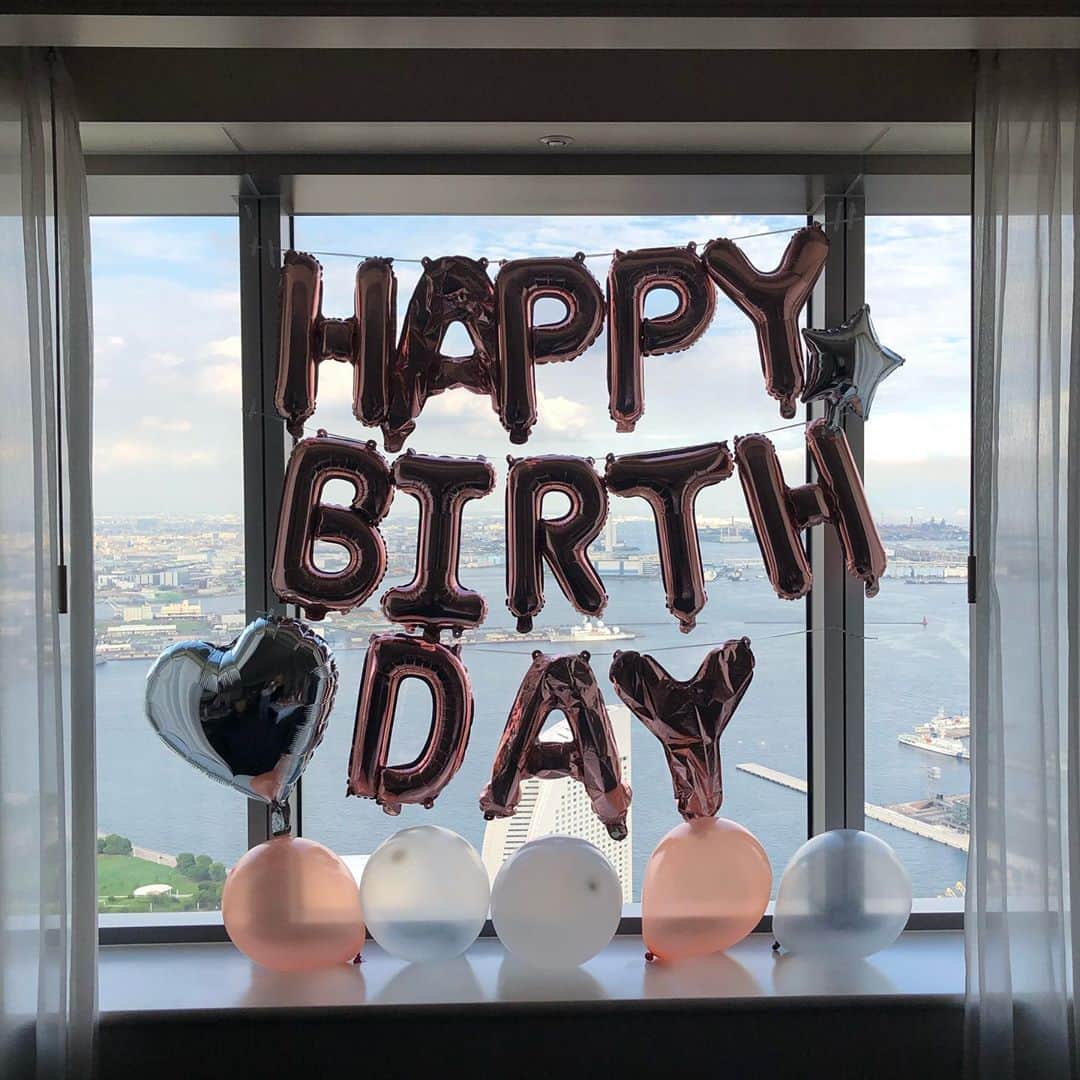 RIKAさんのインスタグラム写真 - (RIKAInstagram)「改めてなくてはならない存在と気づけた2人👩‍👧‍👧　朝まで真剣な話ができたのもいい思い出✨時間を戻してこの日もう一回したい🧁🧸⏳  #64階スイートルームにてハングオーバー #もうちょいいける #手作りブレスレットを作らされる #正直かわいい #観覧車の一周ばり一瞬 #もっと景色みよ #HappyBirthdayYuki0921🎁」9月18日 21時39分 - fromrika