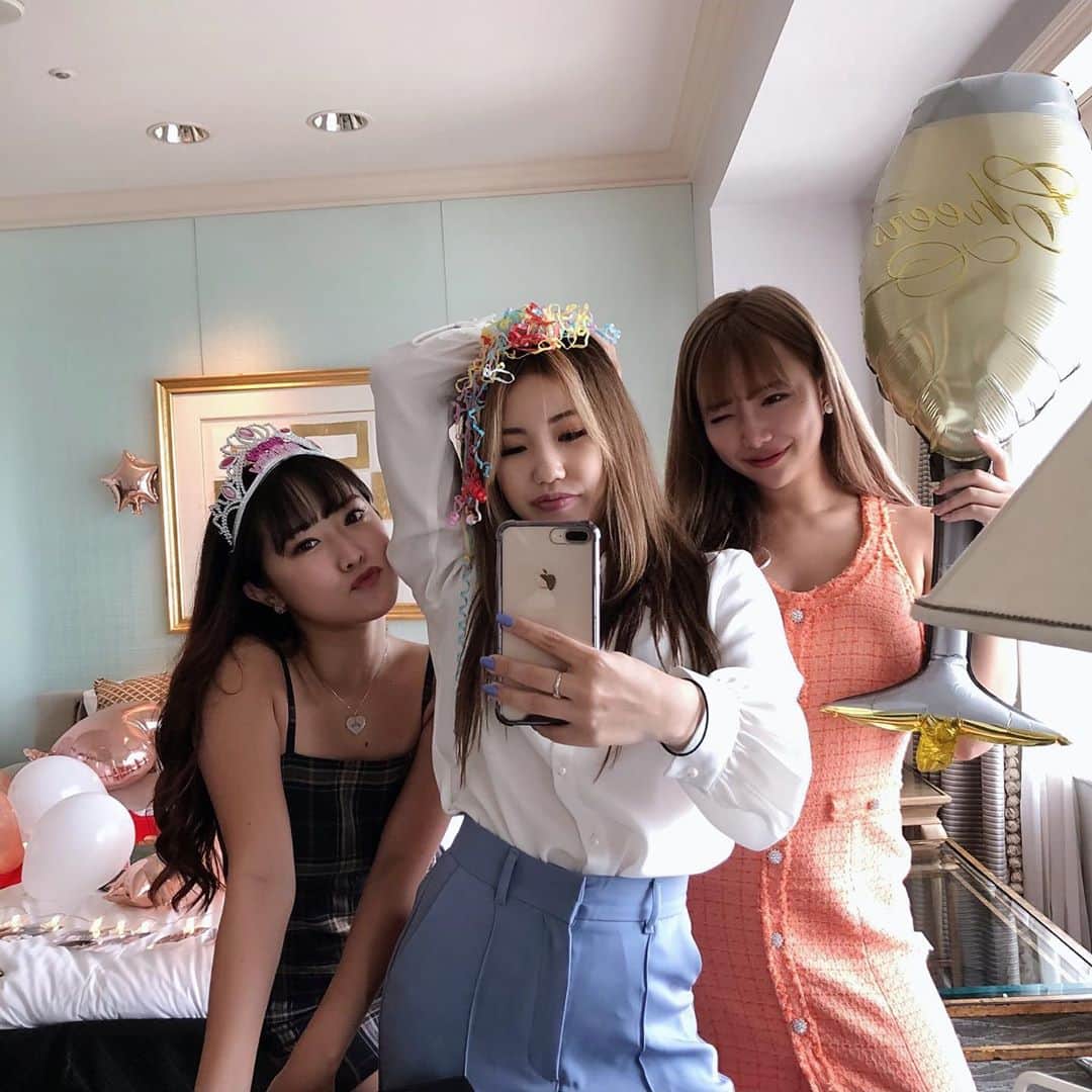 RIKAさんのインスタグラム写真 - (RIKAInstagram)「改めてなくてはならない存在と気づけた2人👩‍👧‍👧　朝まで真剣な話ができたのもいい思い出✨時間を戻してこの日もう一回したい🧁🧸⏳  #64階スイートルームにてハングオーバー #もうちょいいける #手作りブレスレットを作らされる #正直かわいい #観覧車の一周ばり一瞬 #もっと景色みよ #HappyBirthdayYuki0921🎁」9月18日 21時39分 - fromrika