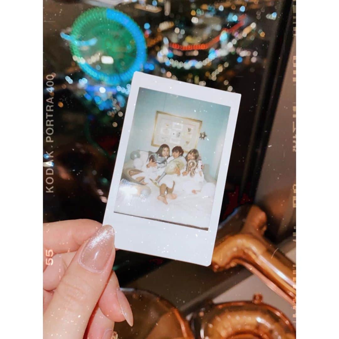 RIKAさんのインスタグラム写真 - (RIKAInstagram)「改めてなくてはならない存在と気づけた2人👩‍👧‍👧　朝まで真剣な話ができたのもいい思い出✨時間を戻してこの日もう一回したい🧁🧸⏳  #64階スイートルームにてハングオーバー #もうちょいいける #手作りブレスレットを作らされる #正直かわいい #観覧車の一周ばり一瞬 #もっと景色みよ #HappyBirthdayYuki0921🎁」9月18日 21時39分 - fromrika