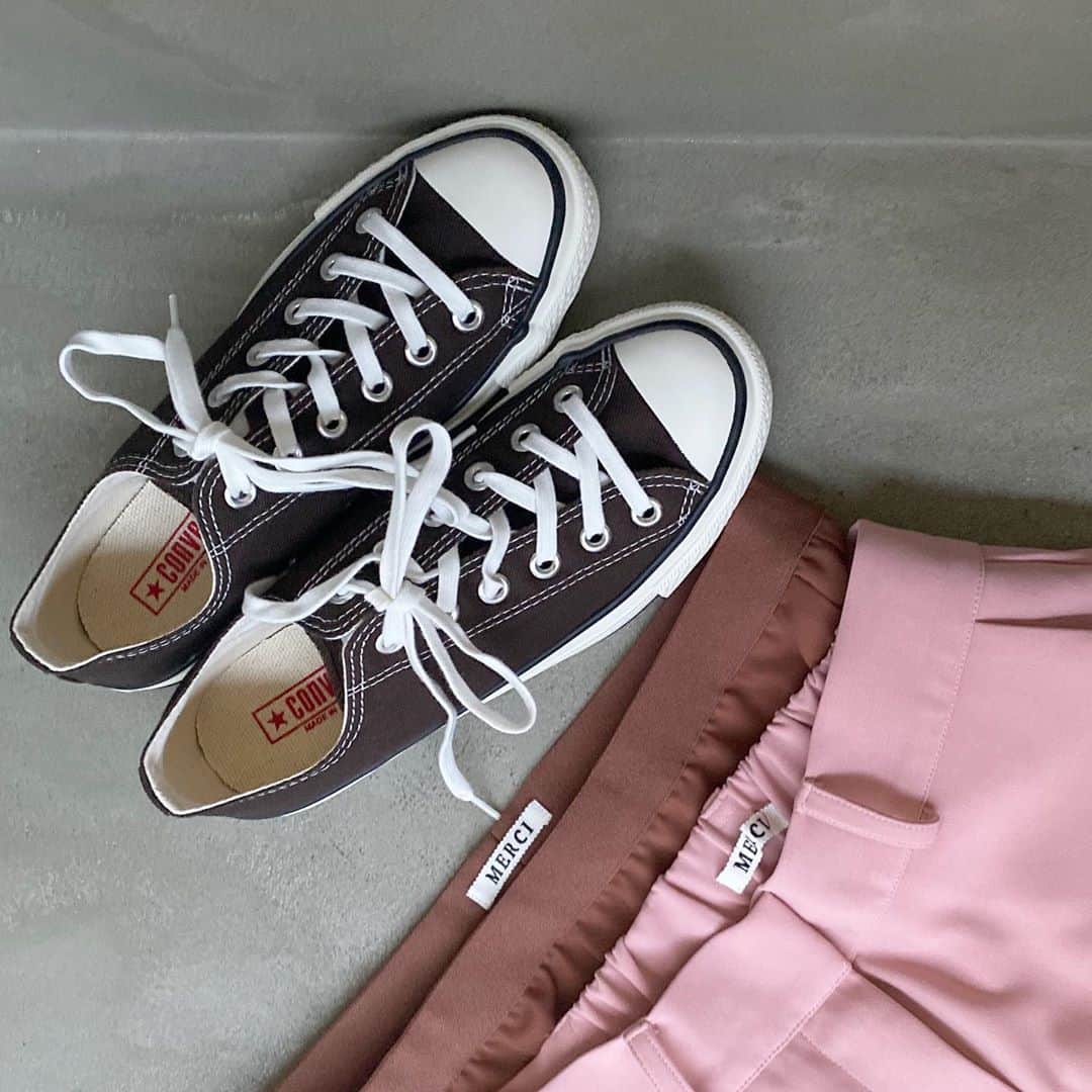 松田 美奈子のインスタグラム：「ダークブラウン🍂 持ってるボトムに色々合いそう🤤 . #converse #madeinjapan #コンバース#ダークブラウン#スラックス#リラックス #リラックスパンツ」