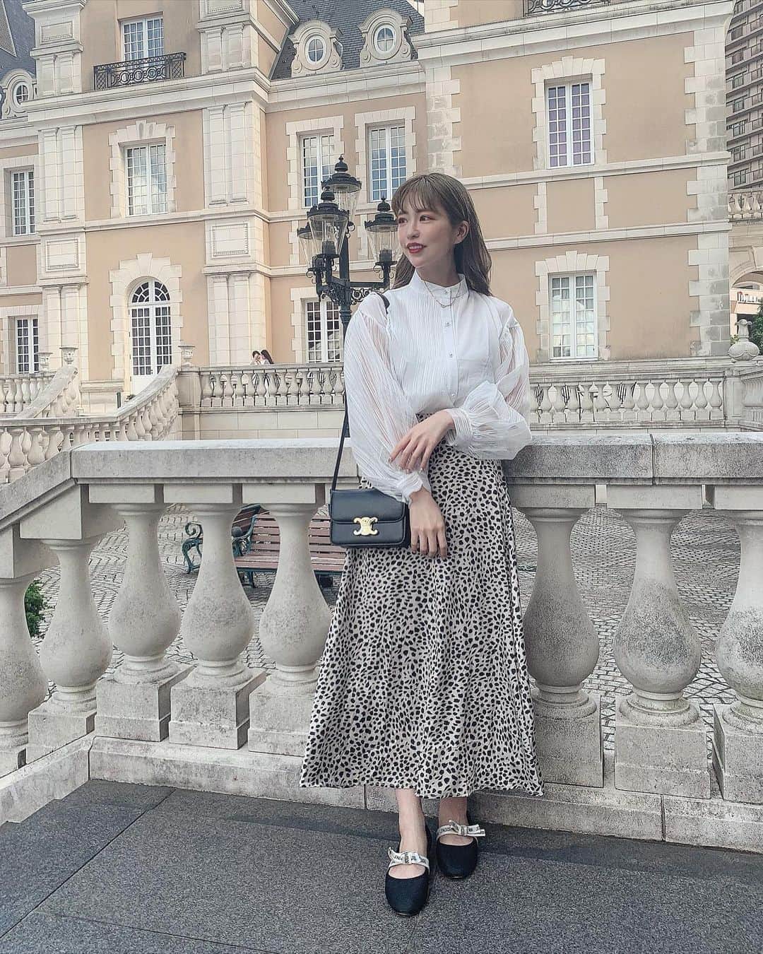 のインスタグラム：「⠀ ⠀ 今日から4連休🐅❣️⠀ 新作のブラウスとレオパードのスカートでヨーロッパいる気分👯‍♀️ ⠀ ⠀ #レオパードスカート#elledemuguet#데일리룩」
