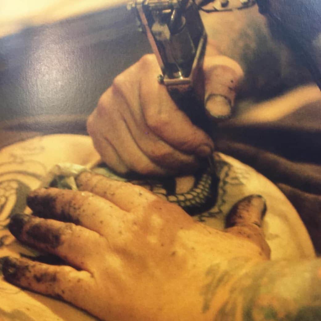 アムステルダム・タトゥー・ミュージアムのインスタグラム：「The hands of tattoo peter in the early 70 ties.the days of no gloves.one needle for all#tattoopeter#amsterdam##」