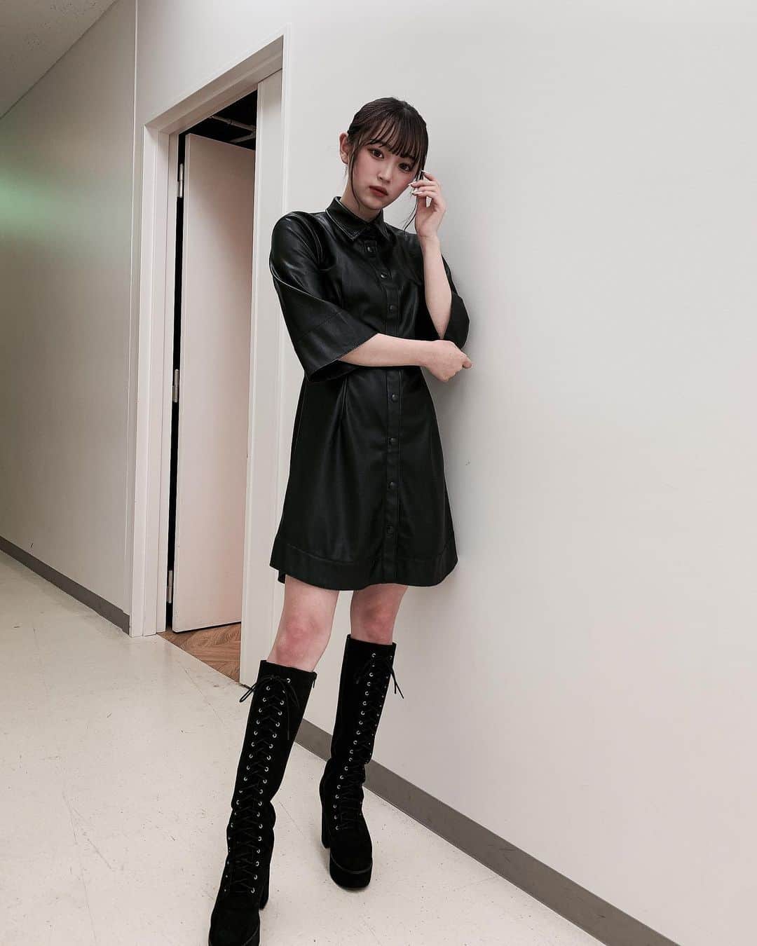 平野夢来（ゆぴぴ）のインスタグラム：「・ 少し早めの秋服デビュー🍂 流行りのレザーのワンピース、、、可愛すぎる しかも、ボタンだからはおりとしても着れちゃうのがいい、、！🖤🖤 #SLY #秋服コーデ #ぴぴスタイル」
