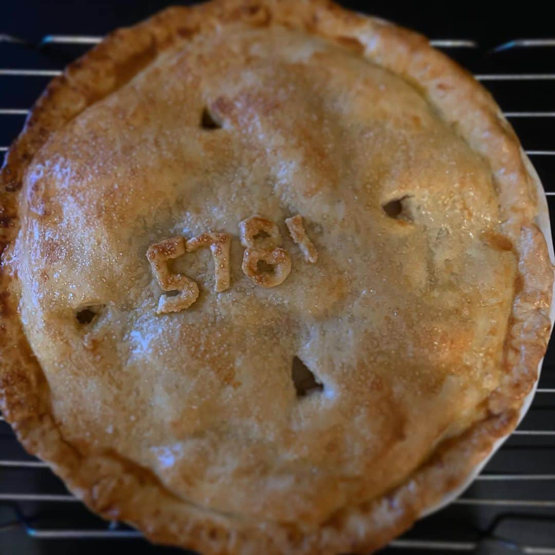 グウィネス・パルトローさんのインスタグラム写真 - (グウィネス・パルトローInstagram)「Tonight we’re gonna party like it’s 5781. Shana tova. (Apple pie by @electricminky)」9月19日 7時49分 - gwynethpaltrow