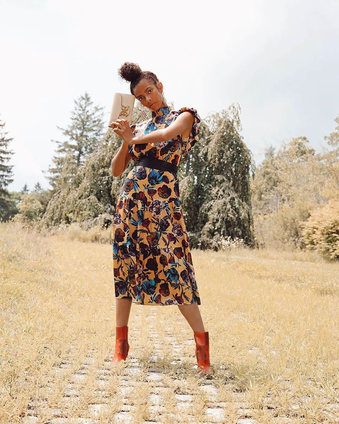 サムエデルマンのインスタグラム：「THE OLINA.  Our newest patchwork obsession.   Now available at SamEdelman.com   Photography direction by Libby Edelman.   #SamEdelman #PreFall2020 #ForcesOfNature」