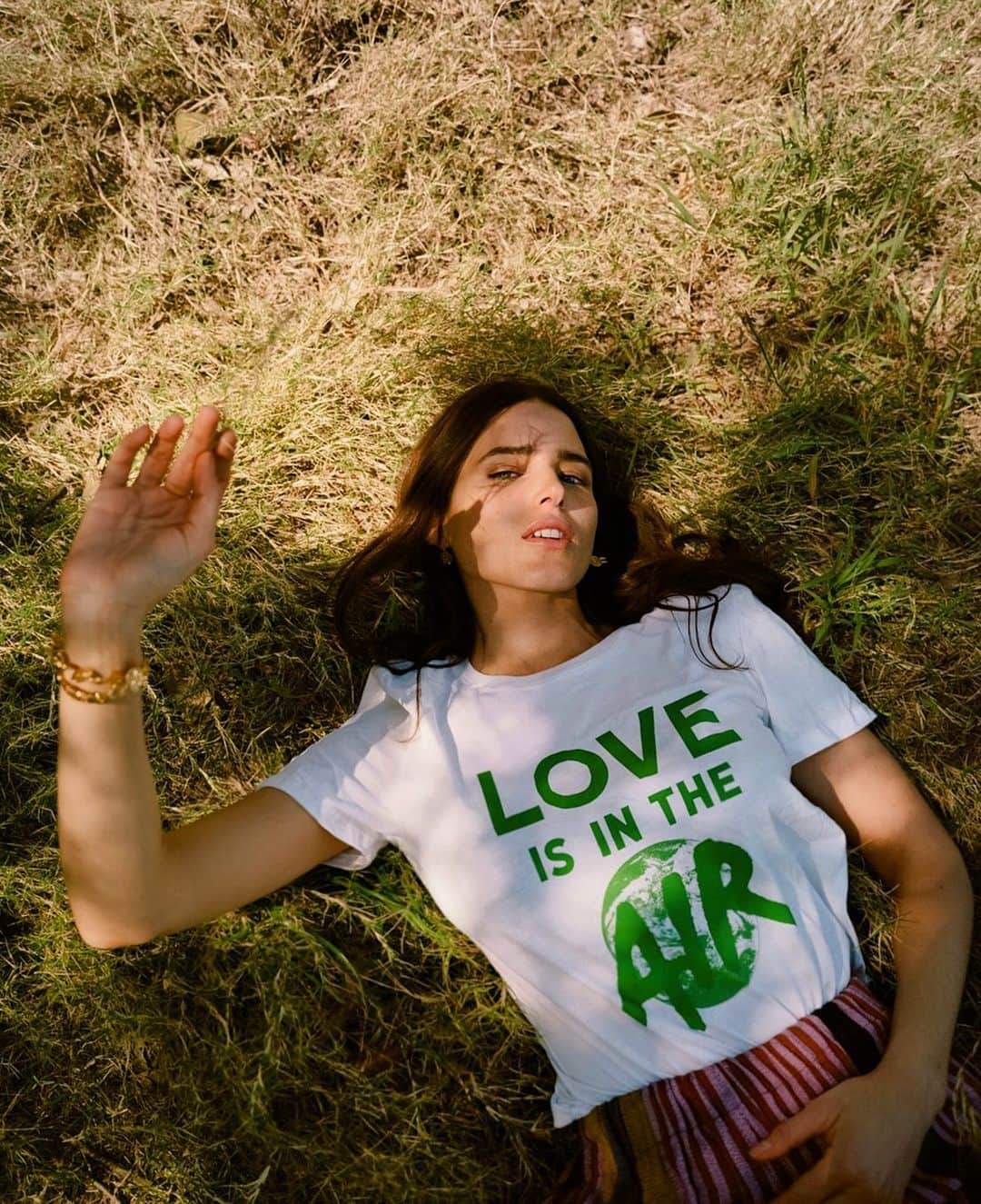 タニー・アトキンソンのインスタグラム：「#LOVEISINTHEAIR 🌷🌿  100% of profits from these tee’s will go directly towards restoring Australia’s native landscape and protecting our unique biodiversity for future generations.  @lucy_folk X @greeningaustralia」