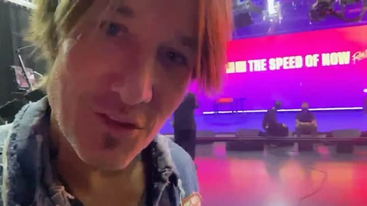 キース・アーバンのインスタグラム：「Show and tell, global livestream style. Tonight!!! 9p ET. THE SPEED OF NOW Global Livestream 💥」