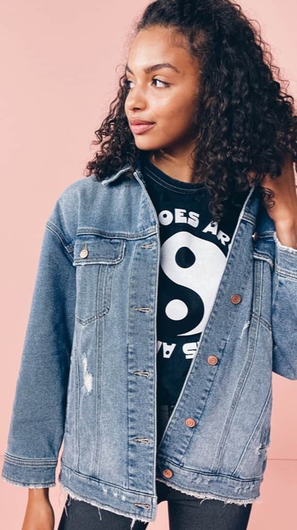 のインスタグラム：「Fall’s almost here (can you believe it?!) and we’ve got great ideas for how to keep your favorite summer styles in the mix even when the weather cools down. Bonus: These looks are perfect for being out + about or staying cozy at home. ✨ Shop them here: https://cur.lt/6JK8XkBL」