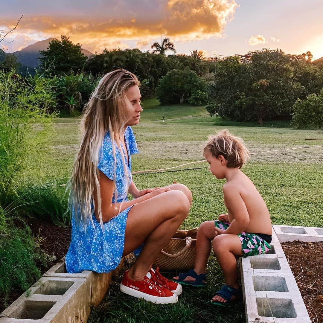 アラナ・ブランチャードのインスタグラム：「Picking veggies and chatting about why we can’t eat gummy bears for dinner🤣」