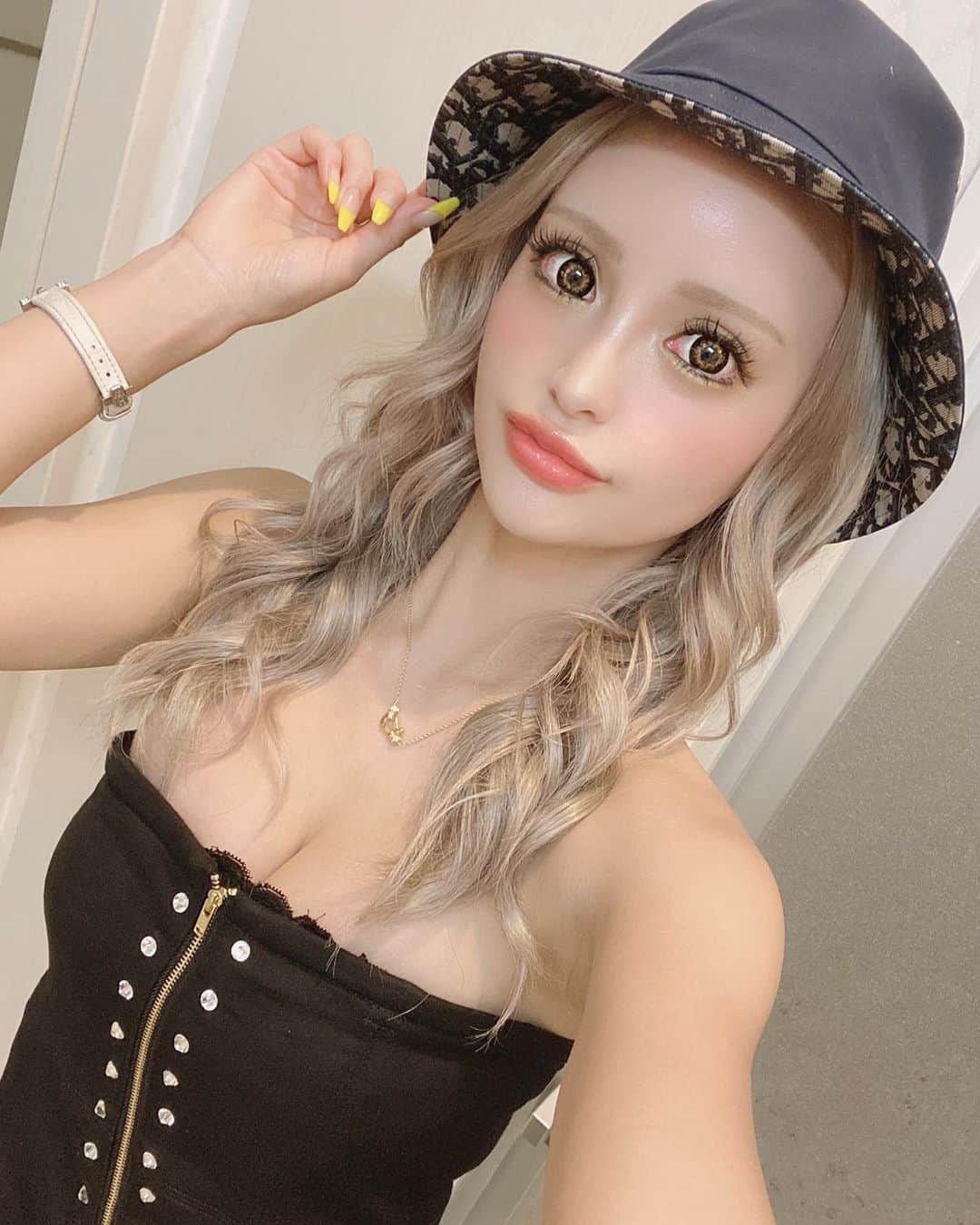 ぱぴさんのインスタグラム写真 - (ぱぴInstagram)「. . good morning🌞  唇ちゃんまたデザイン変えて ボリュームだしてもらった🥰💋 前の形も好きだったけど、やっぱ ボリュームありが好き〜っ🤩 それと25歳になりお肌の曲がり角突入して 最近ほうれい線も気になりだしたから 定期的にステムサップってゆう幹細胞の注射💉 打ってる😊コレはヒアルロン酸とまた 違って栄養みたいな感じかな🤔✨ とにかくコレがいいのよっ😆！w 少しでも歳とりませんよーに🥺  今回も箱田先生にお願いしたよ🥰 ほんとお上手で一緒になって考えてくれて 患者さん想いの優しい箱田先生が大好き😍 . . #モデナクリニック #箱田美菜 #福岡大名  #唇のヒアルロン酸 #ジュビダームボリューマ  #ステムサップ #幹細胞上清液 #アンチエイジング  #modenaclinic」9月19日 8時06分 - papikotan0206