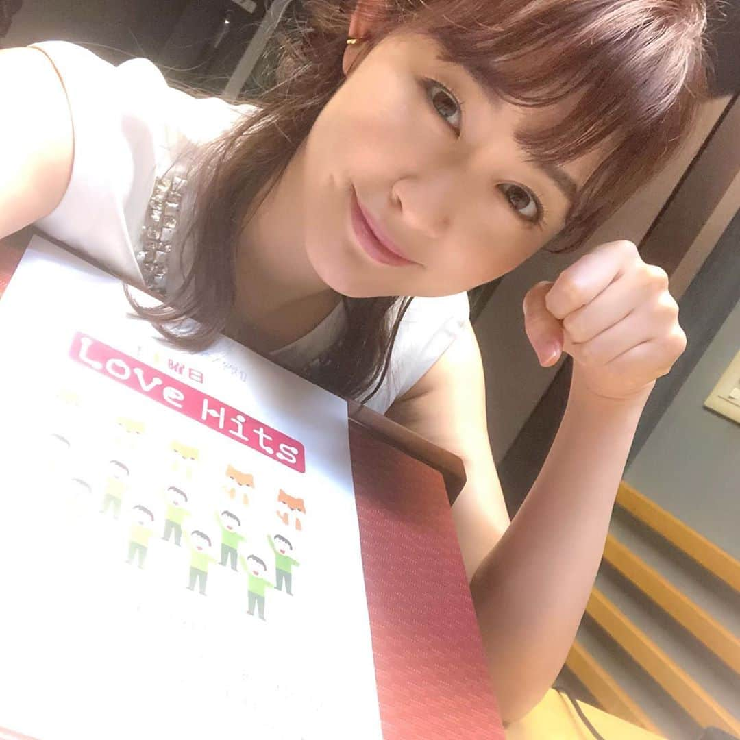 新井恵理那さんのインスタグラム写真 - (新井恵理那Instagram)「おはようございます♪ いつもラブヒッツスタッフさんが拘ってくれてる表紙は本日のゲストを表しています(*^▽^*) 土曜のお昼は『歌え！土曜日 Love Hits』 (毎週土曜12:30〜NHKラジオ第一/らじる☆らじる・radikoで配信) BOYS AND MEN、豆柴の大群が登場！ホームページではわたしへの質問やリクエストを募集中！その中から毎回お応えしますよー！  ★「らじる☆らじる」で聴き逃しサービスも配信中★ #ラブヒッツ #豆柴の大群 #boysandmen #新井恵理那 #centforce」9月19日 8時07分 - elina_arai