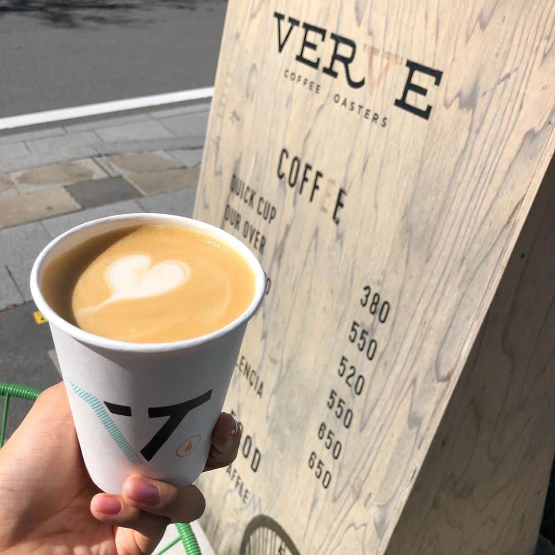 尾花貴絵さんのインスタグラム写真 - (尾花貴絵Instagram)「☕ . 今日から… とある撮影に入ります😄✨ . I‘ll do my best!!!! いってきまーーーす🙌🏻 . . #morning #coffee #vervecoffee #oatmilk #latte #shootingday」9月19日 8時09分 - kie_obana_