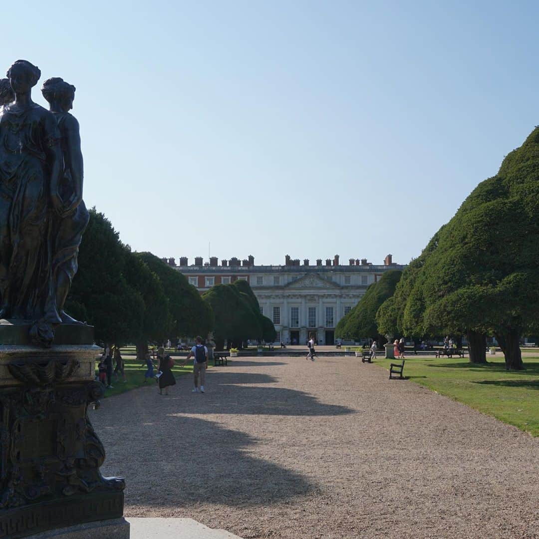 岡村仁美さんのインスタグラム写真 - (岡村仁美Instagram)「雲一つない快晴の週末。 ロンドン郊外にあるヘンリー8世の宮殿、ハンプトンコートパレスに行ってきました。 ヘンリー8世の宮廷生活が想像できる展示も楽しめましたが、とにかく良かったのがガーデン。 ハンプトンコート宮殿にはいくつものガーデンがあって、歴史あるガーデンでラグを広げてのんびり過ごすことができました。宮殿の敷地内でピクニックができるなんて贅沢！ ５枚目はテムズ川越しの宮殿。  #hamptoncourtpalace #青空と宮殿 #いつも芝生を探してしまう #ロンドン生活 #tbsアナウンサー #岡村仁美」9月19日 8時10分 - hitomi_okamura_