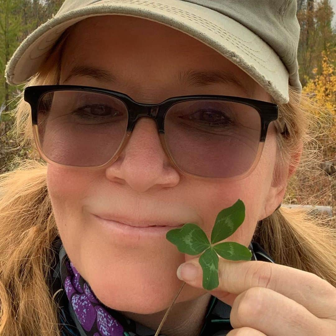 リー・トンプソンさんのインスタグラム写真 - (リー・トンプソンInstagram)「SHANA TOVA Friends. I wish you a sweet happy healthy new year. I just found a four leaf clover in a burned out Forrest. There is always hope in the darkest of times. Rest In Peace #rbg」9月19日 8時21分 - lea_thompson