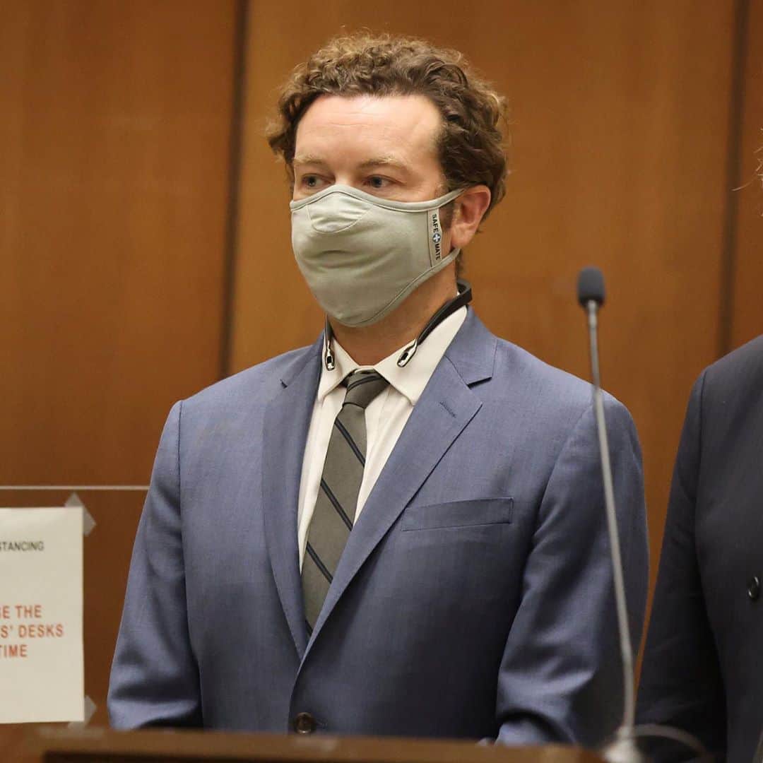 E! Onlineさんのインスタグラム写真 - (E! OnlineInstagram)「#That70Show's Danny Masterson has made his first court appearance months after he was arrested on three counts of rape. What we know plus Leah Remini's show of support for the three women is at the link in our bio. (📷: Shutterstock)」9月19日 8時18分 - enews