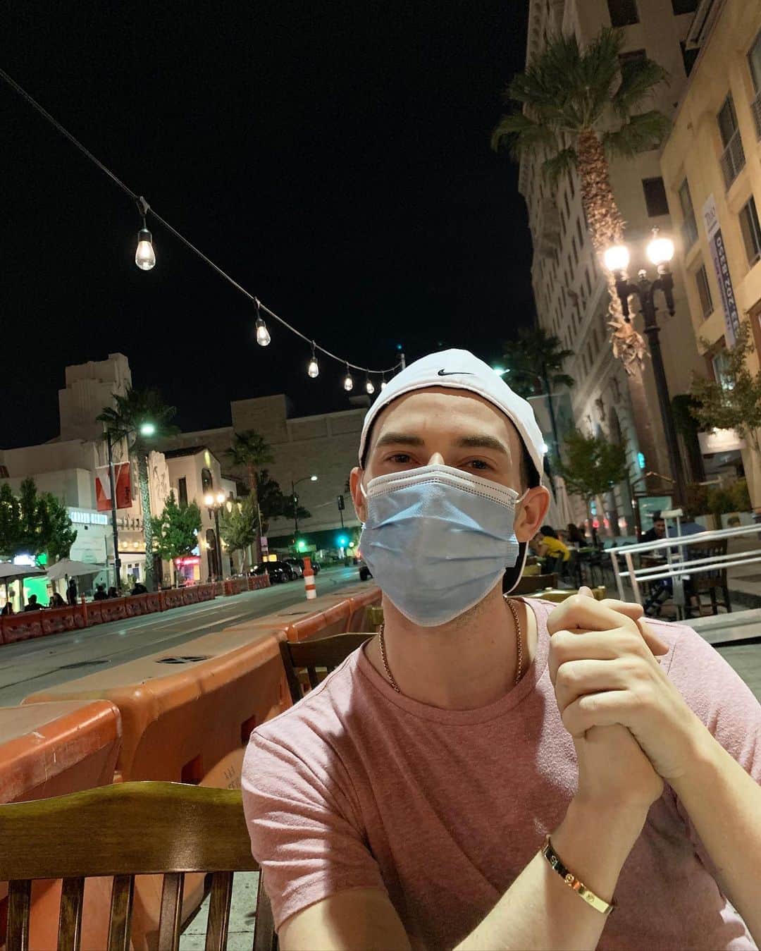 アダム・リッポンのインスタグラム：「😷」