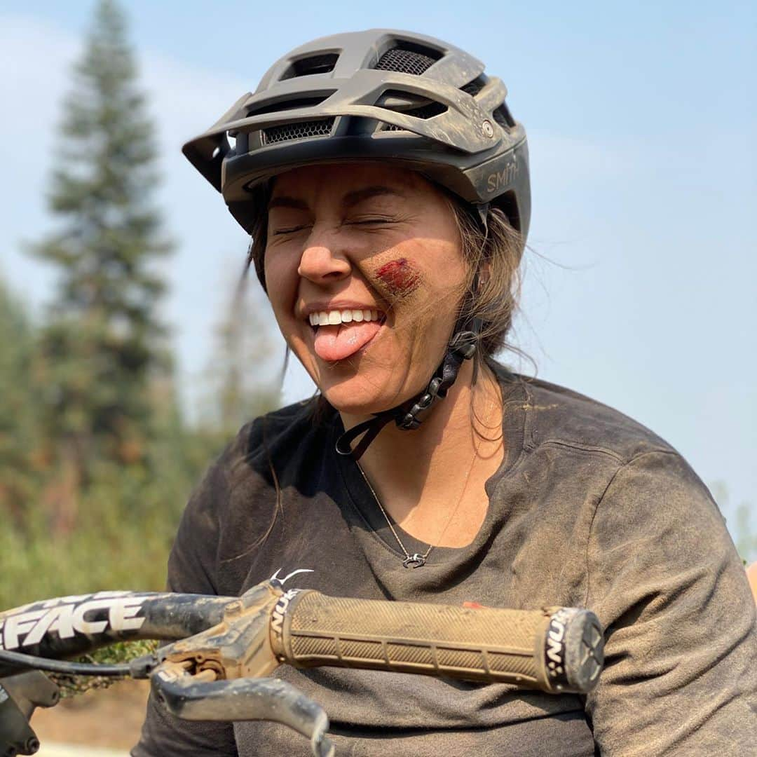 アラナ・ニコルズさんのインスタグラム写真 - (アラナ・ニコルズInstagram)「Grateful to be smiling with all my teeth after a banger crash on a mountain bike yesterday. . I don’t have a lot to say for myself. I was cautious on the first lap and too sendy on the second. This isn’t the first time I’ve rubbed my face across the ground and every time it’s happened it because I’m pushing my limits.... a little too far. Here’s to learning the hard way. 🤦🏻‍♀️ . I’m grateful for @smithoptics protecting my skull/brain and eyes and for the @hi5sfoundation for taking such great care of me.  . I think I’m gonna lay low for a little while. Heal up. And maybe stick to the water... it hurts less when you hit your face on it.🙏🏼🤙 . #fullfacehelmetnexttime #grateful #facetattoo #helmetsarecool 📸: @roytuscany」9月19日 8時21分 - alanathejane