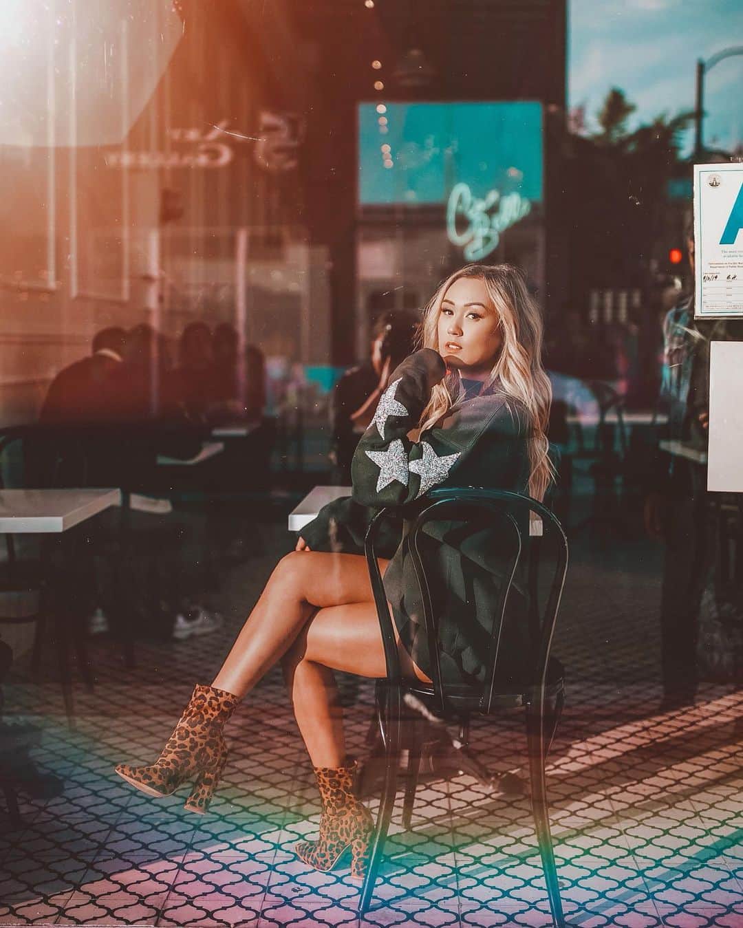 Lauren Riihimakiさんのインスタグラム写真 - (Lauren RiihimakiInstagram)「simpler days of photo shoots and sitting inside cafes ☕️ I’m going back on set next week for the first time in forever aka wearing heels and I am genuinely concerned for my heel wearing endurance now」9月19日 8時22分 - laurdiy