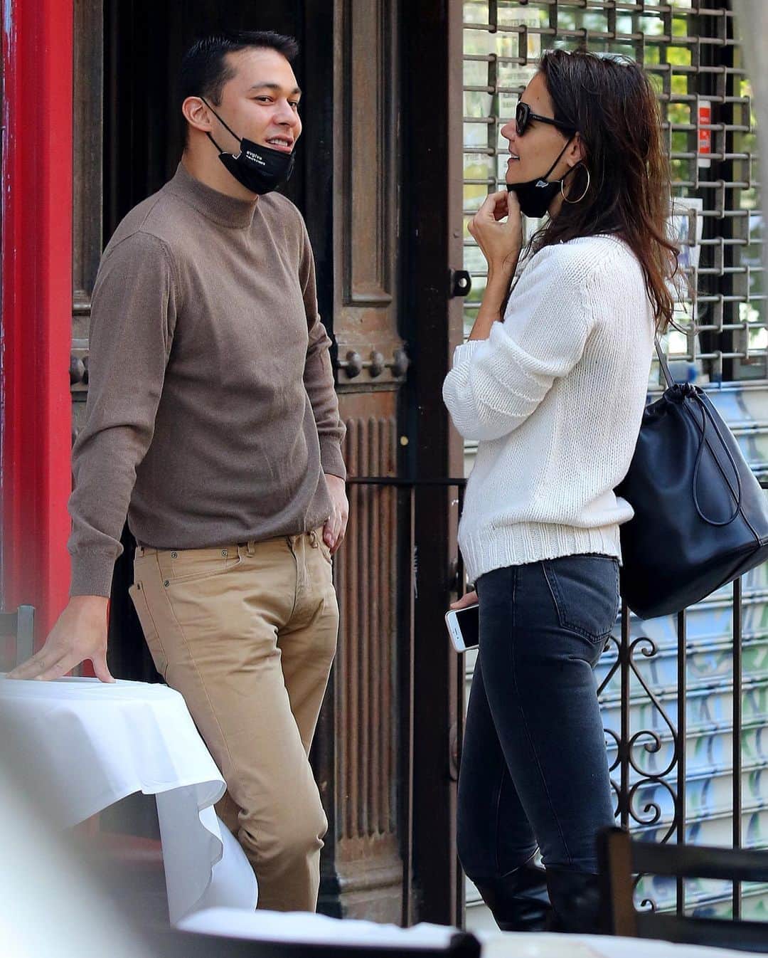 Just Jaredさんのインスタグラム写真 - (Just JaredInstagram)「Katie Holmes and new boyfriend Emilio Vitolo Jr. packed on the PDA outside of his family’s restaurant on Friday afternoon. Tap this photo at the LINK IN BIO for the full gallery of photos! #KatieHolmes #EmilioVitoloJr Photos: GC Images, Backgrid」9月19日 8時28分 - justjared